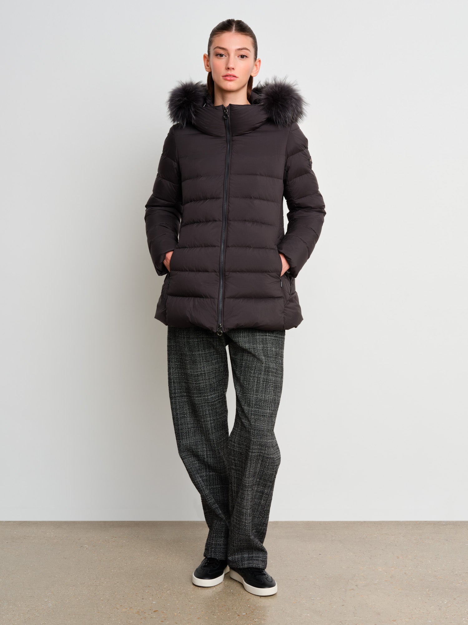 モデル身長175cm、着用サイズ2、着用カラーC.GRAY