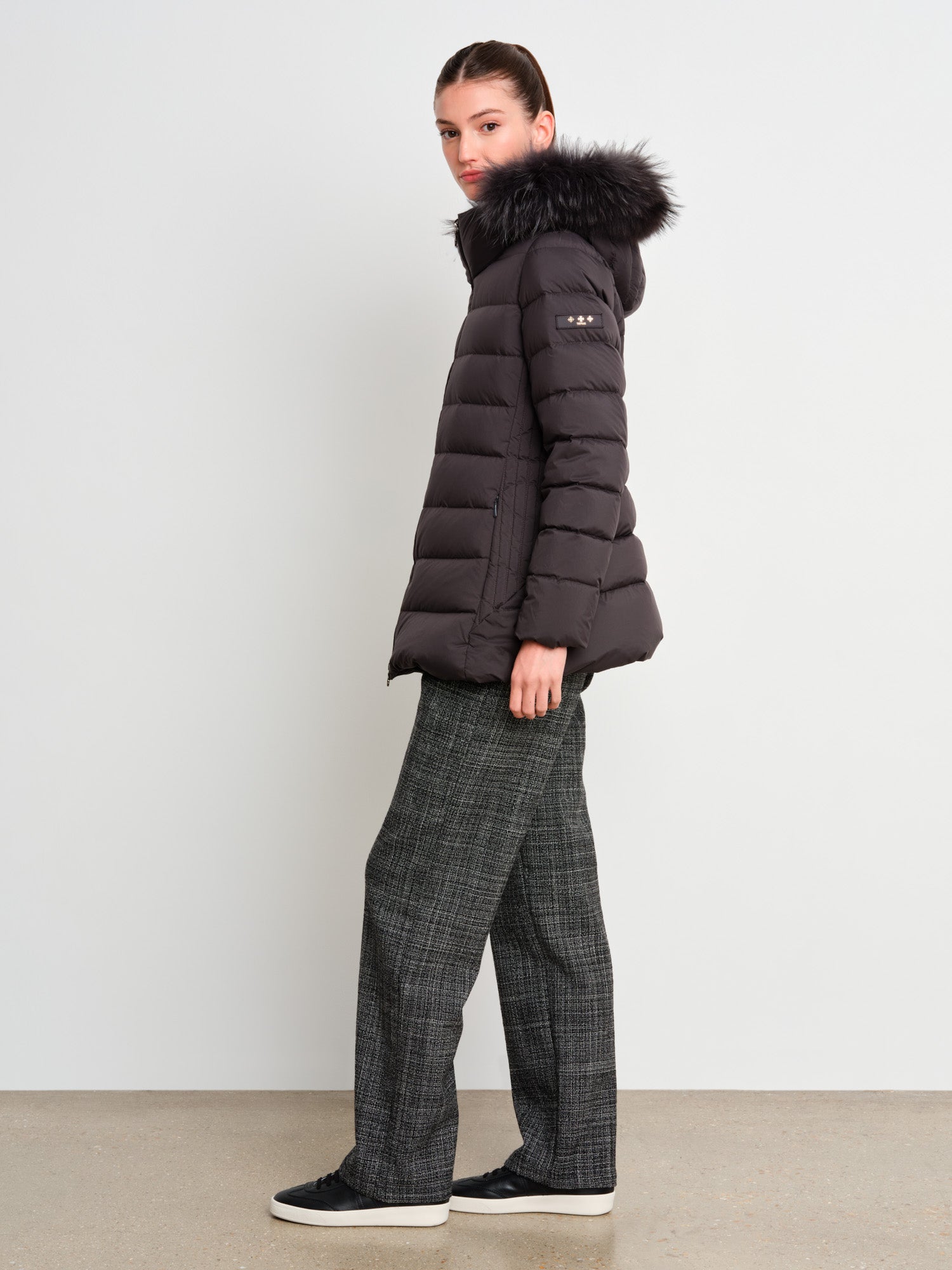 モデル身長175cm、着用サイズ2、着用カラーC.GRAY