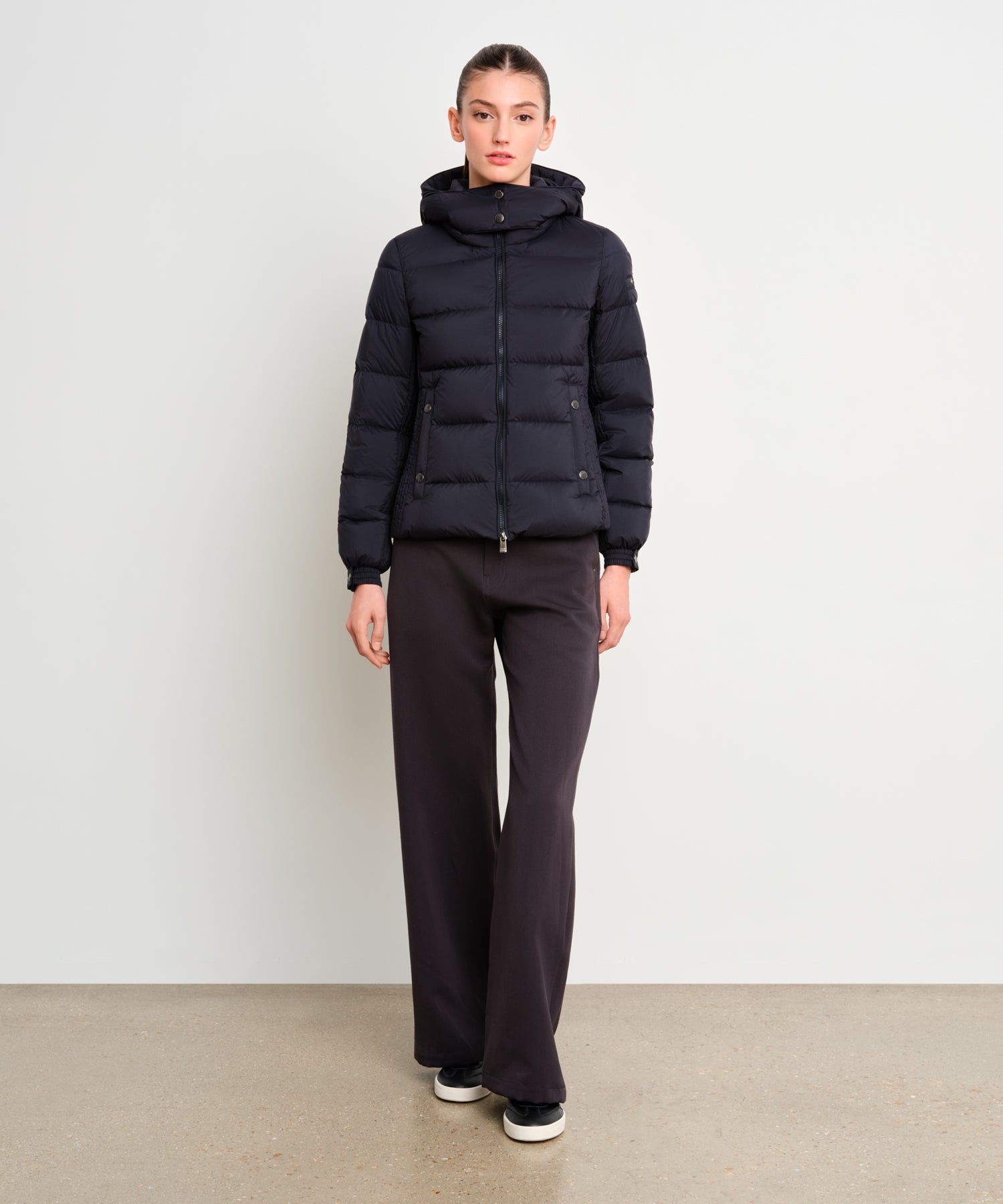 モデル身長175cm、着用サイズ2、着用カラーNAVY