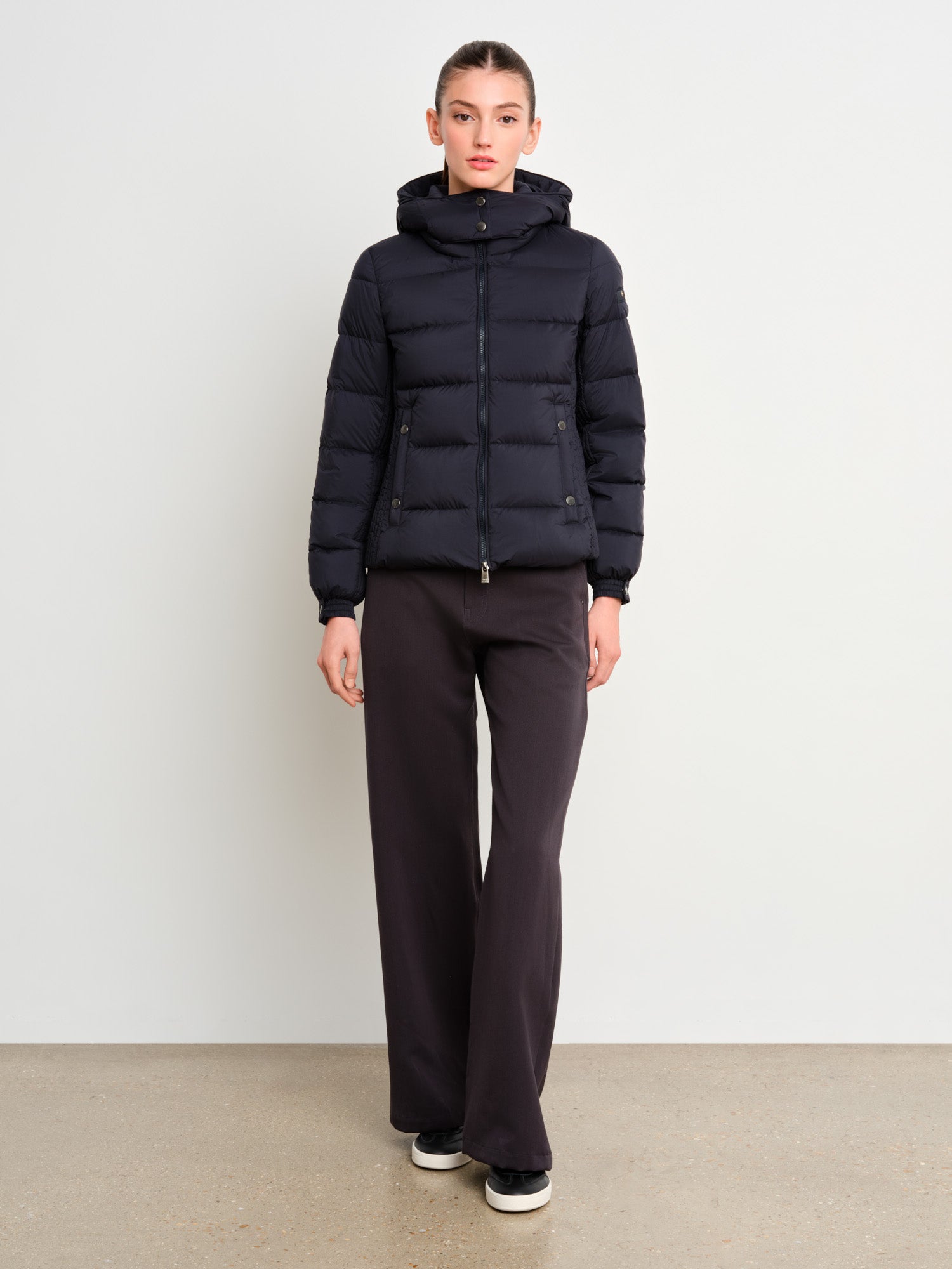 モデル身長175cm、着用サイズ2、着用カラーNAVY