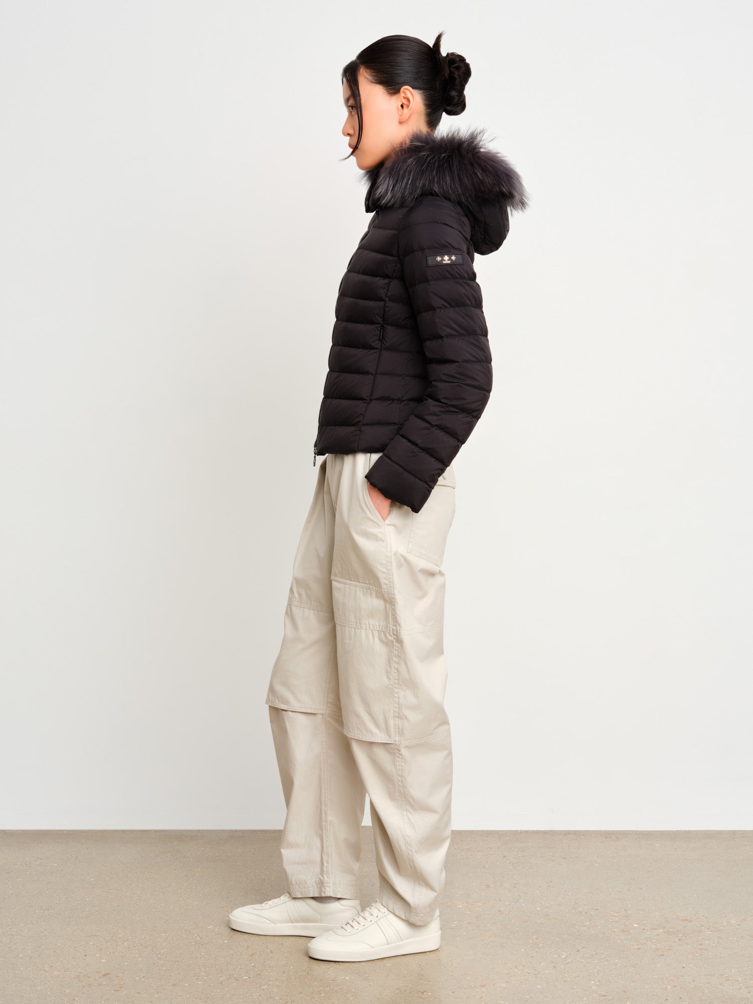 モデル身長175cm、着用サイズ2、着用カラーBLACK