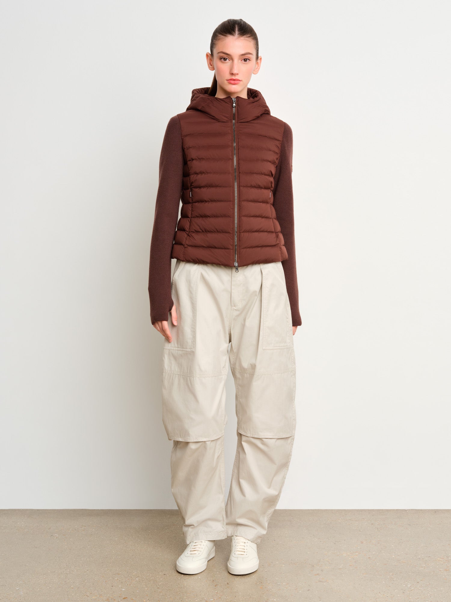 モデル身長175cm、着用サイズ2、着用カラーBROWN