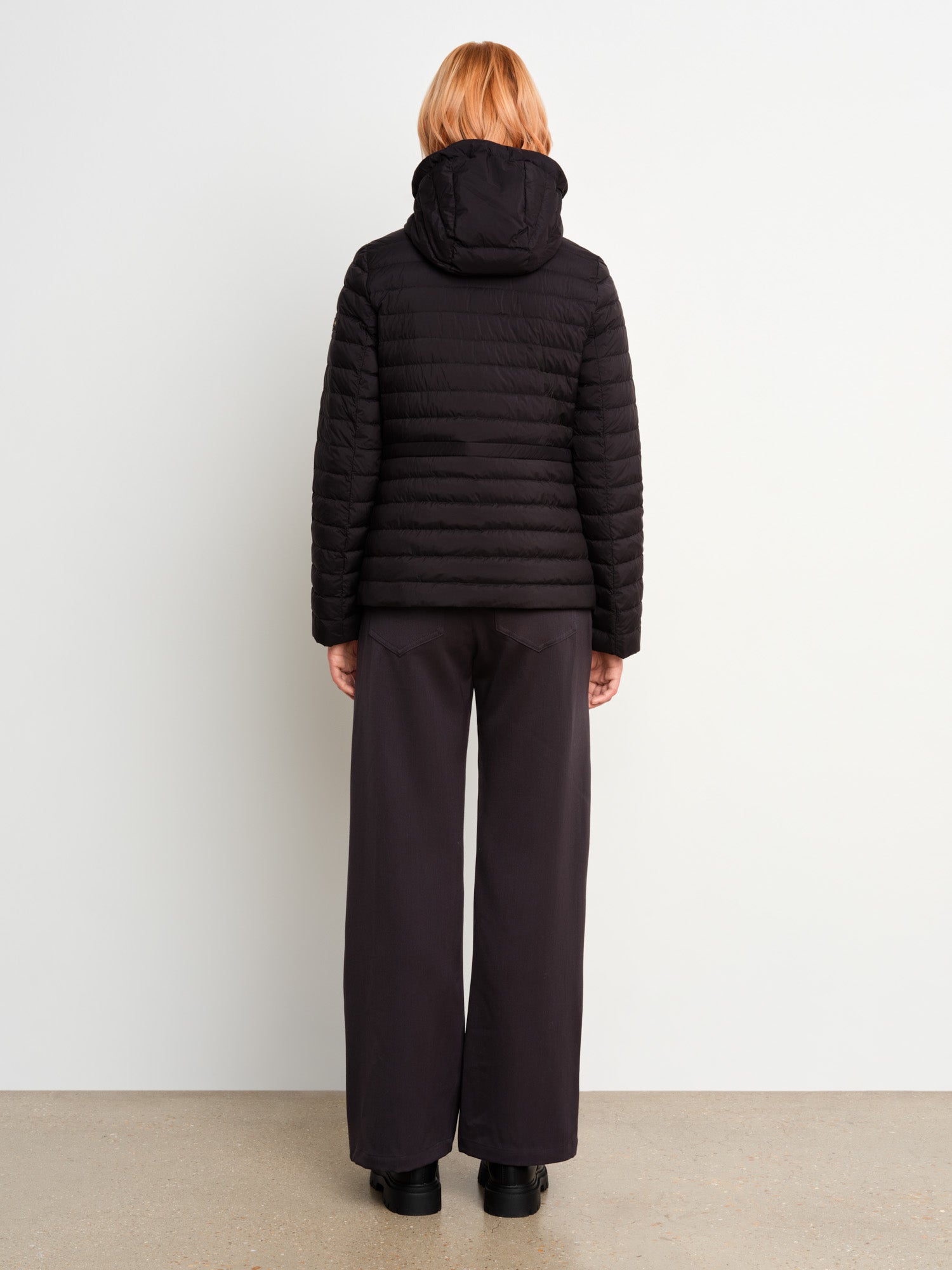 モデル身長175cm、着用サイズ2、着用カラーBLACK