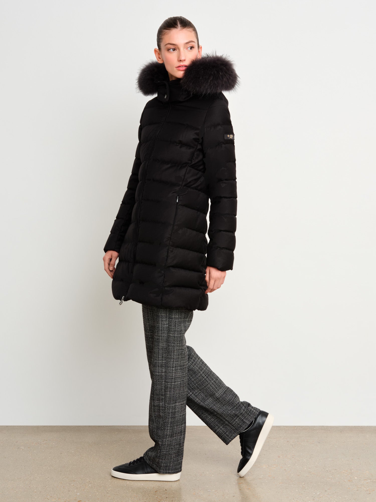 モデル身長175cm、着用サイズ2、着用カラーBLACK