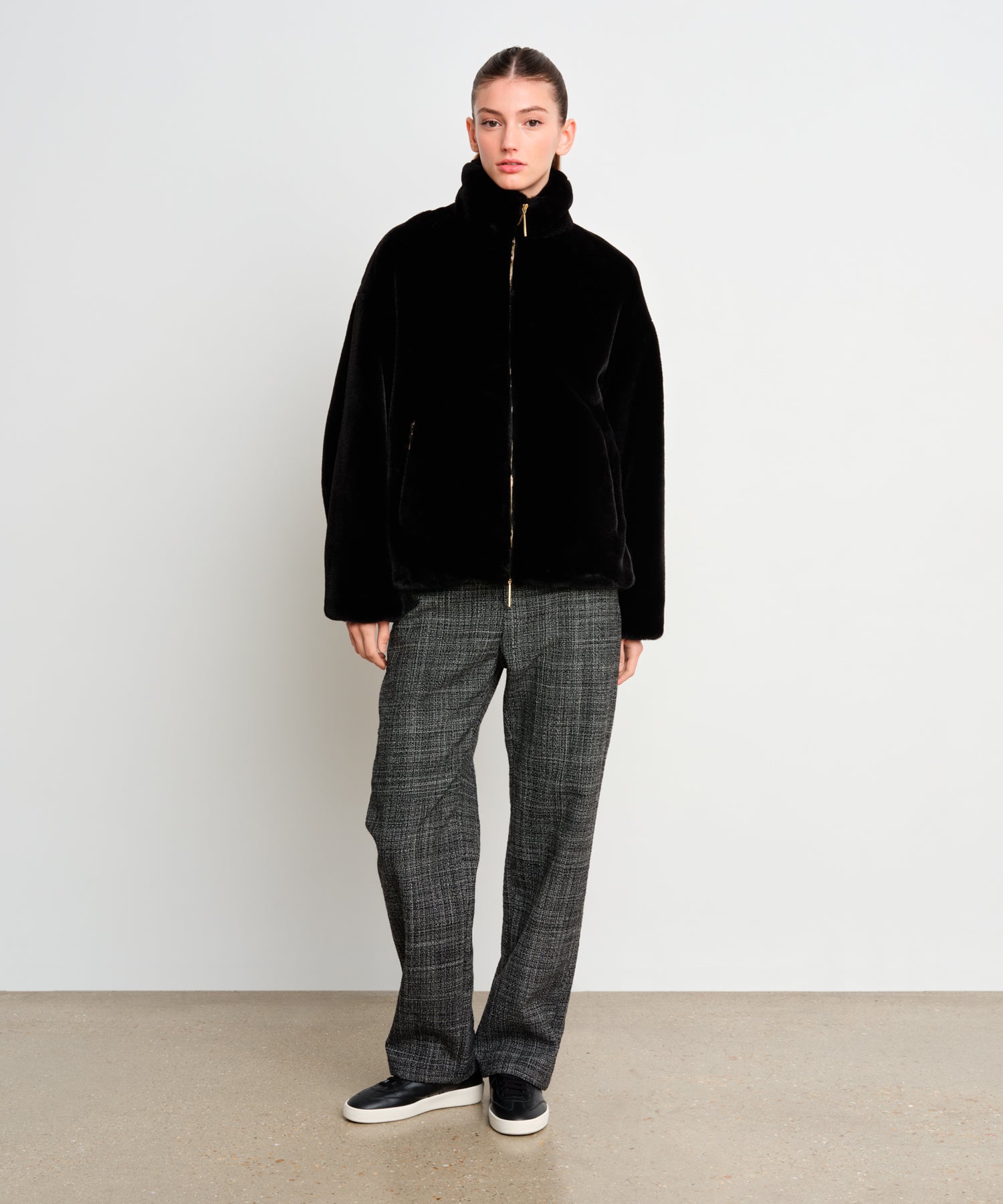 モデル身長175cm、着用サイズ2、着用カラーBLACK