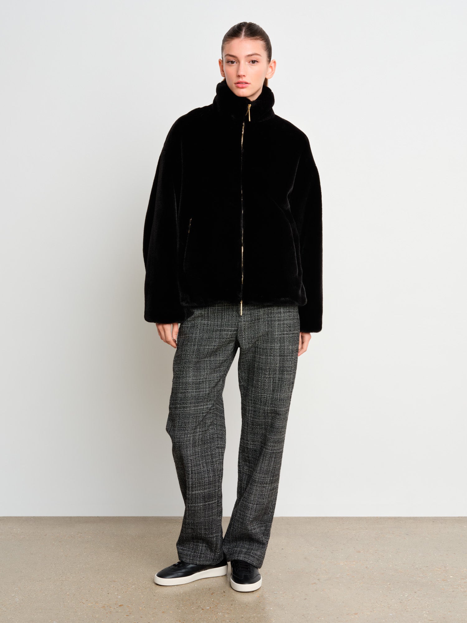 モデル身長175cm、着用サイズ2、着用カラーBLACK