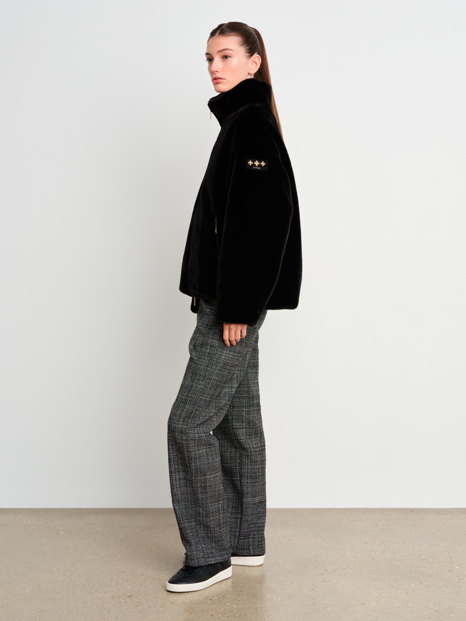 モデル身長175cm、着用サイズ2、着用カラーBLACK