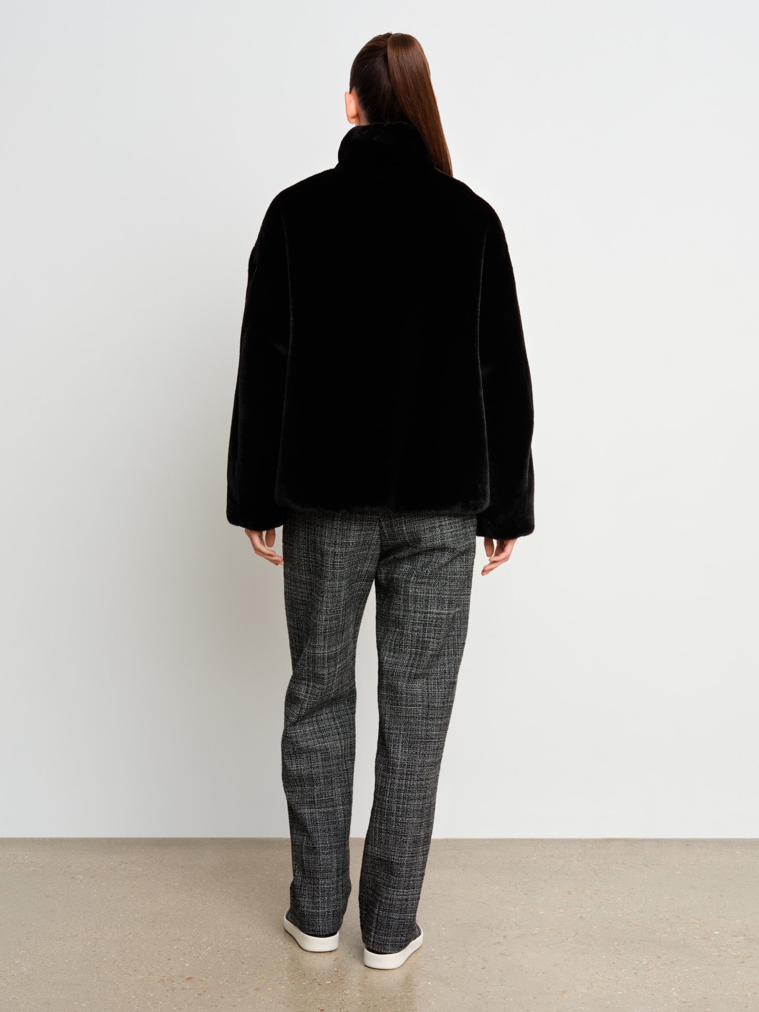 モデル身長175cm、着用サイズ2、着用カラーBLACK