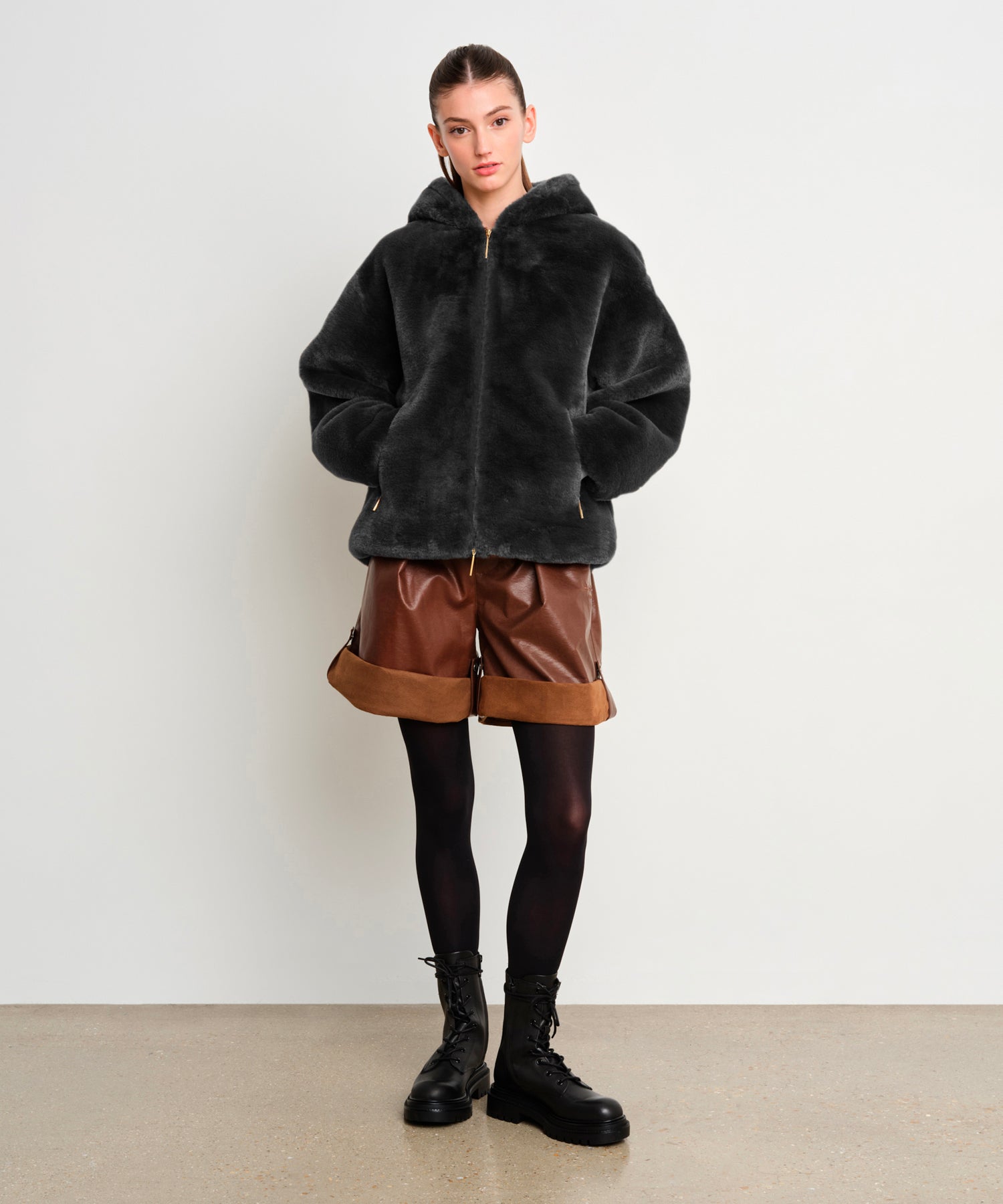 モデル身長175cm、着用サイズ2、着用カラーBLACK