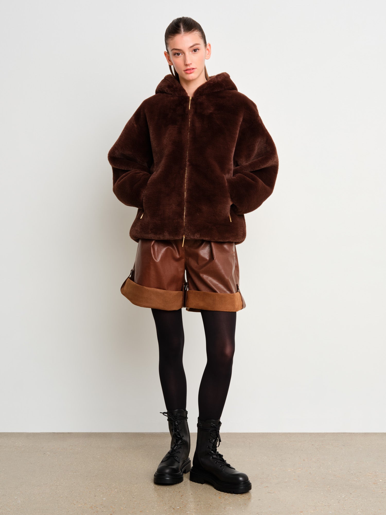 モデル身長175cm、着用サイズ2、着用カラーBROWN