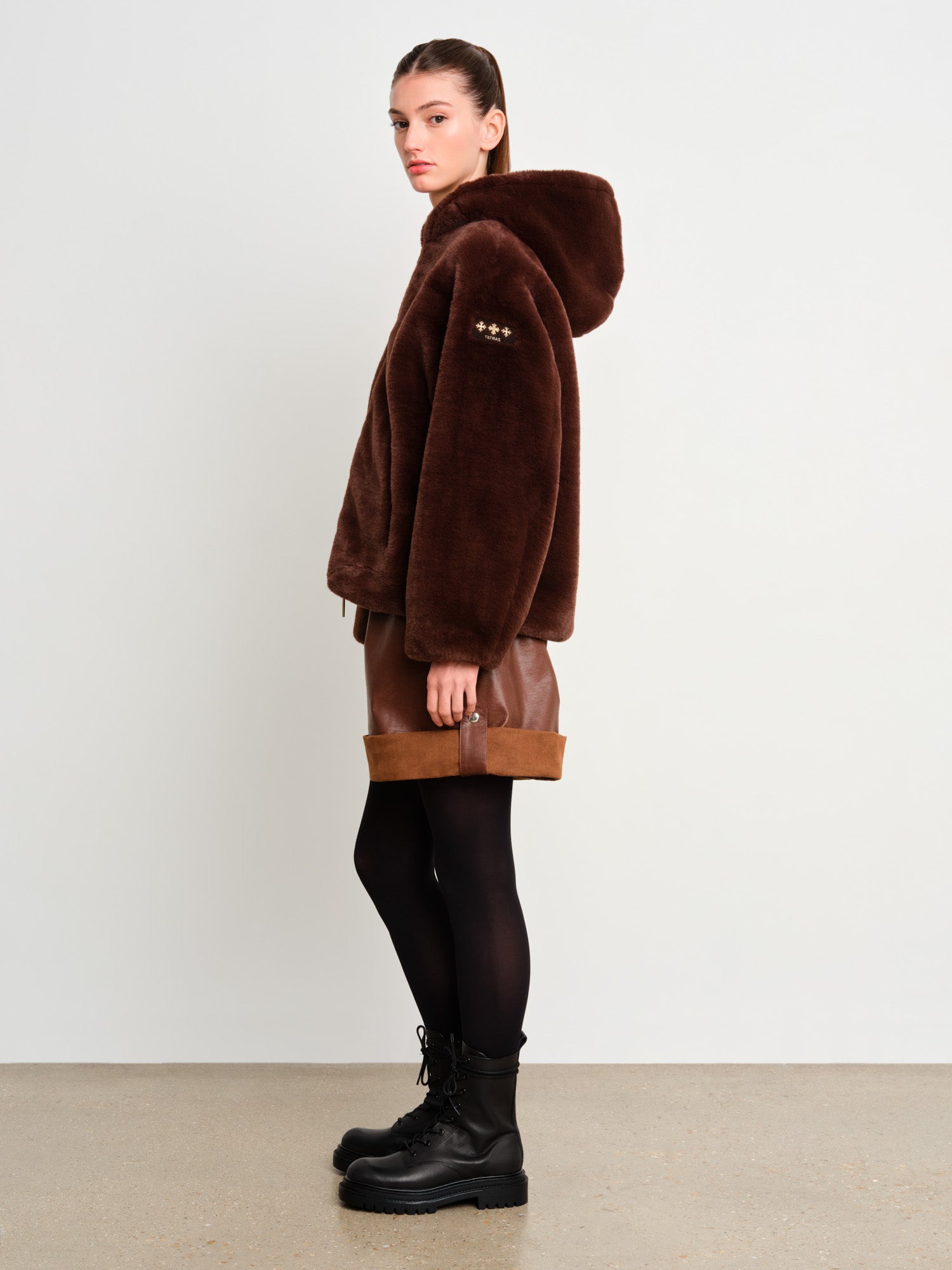 モデル身長175cm、着用サイズ2、着用カラーBROWN