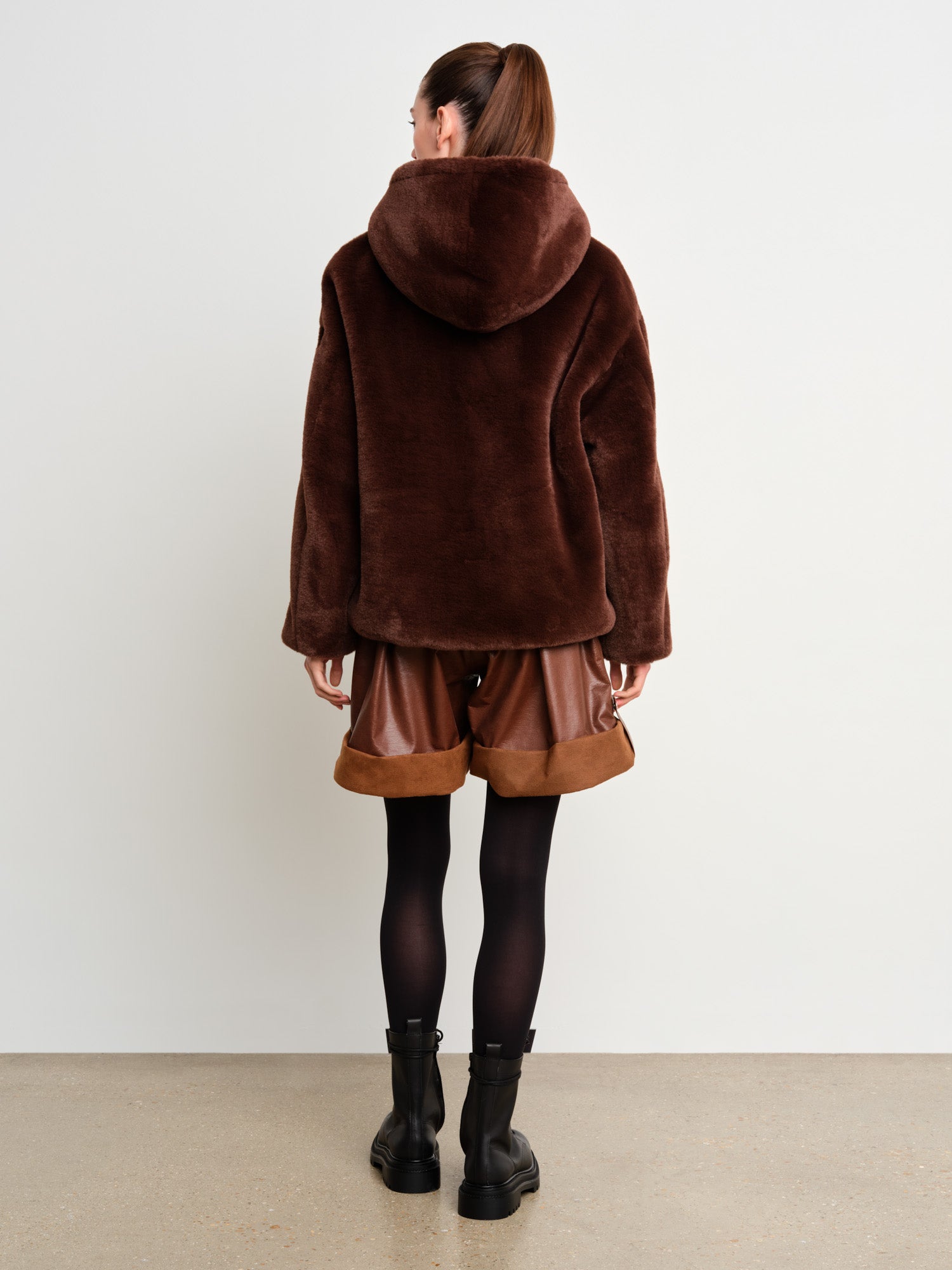 モデル身長175cm、着用サイズ2、着用カラーBROWN