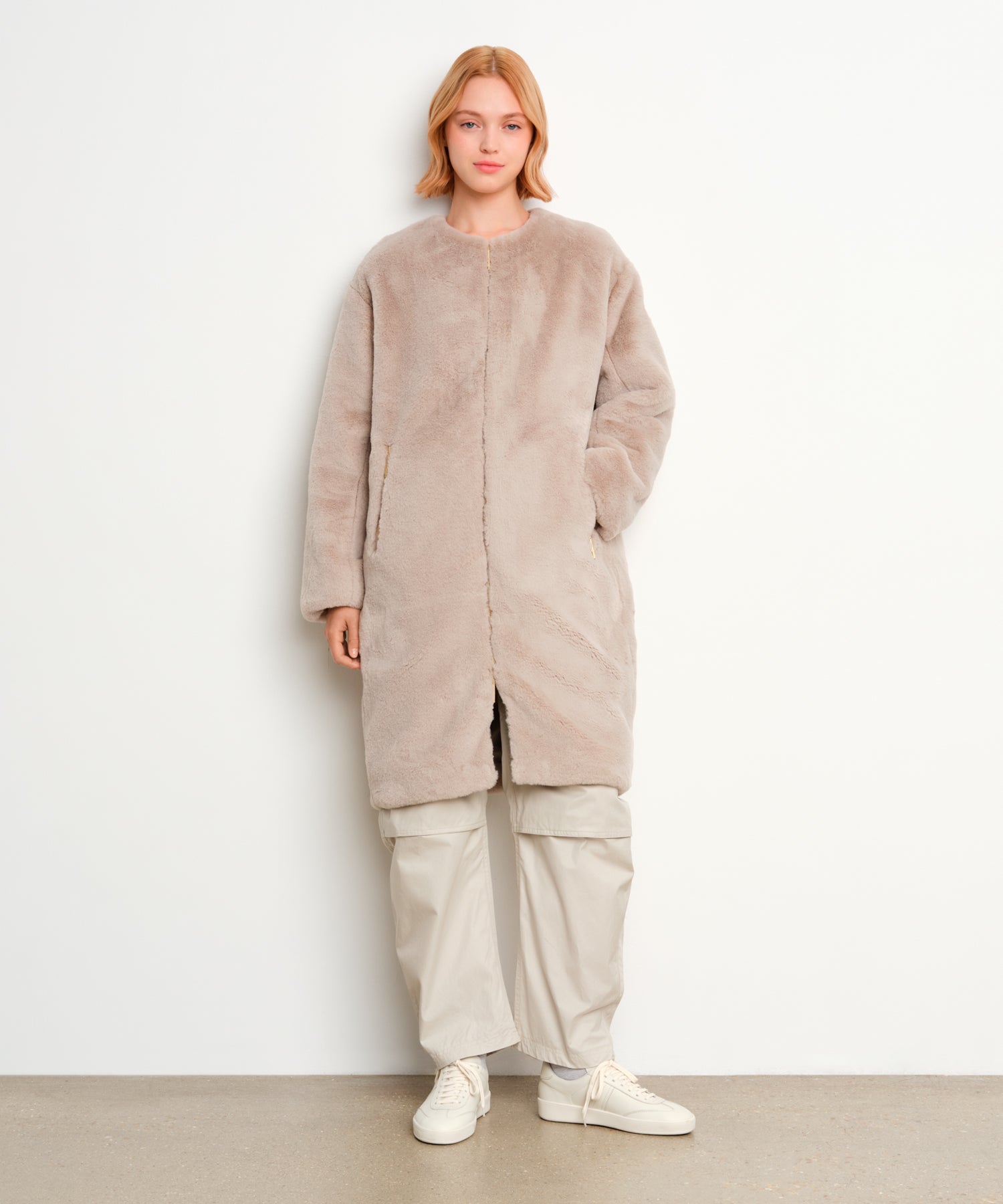 モデル身長175cm、着用サイズ2、着用カラーL.GRAY