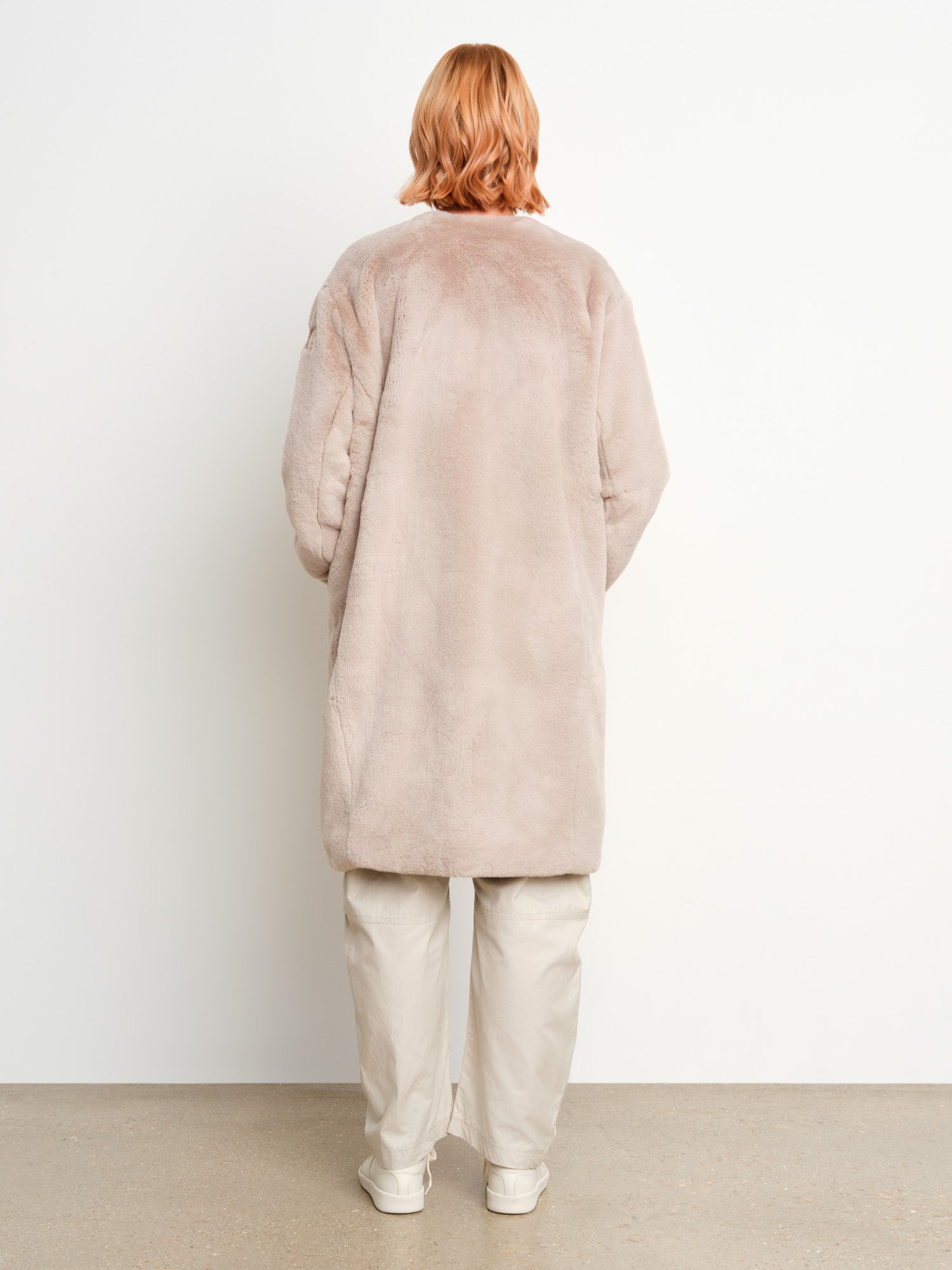 モデル身長175cm、着用サイズ2、着用カラーL.GRAY