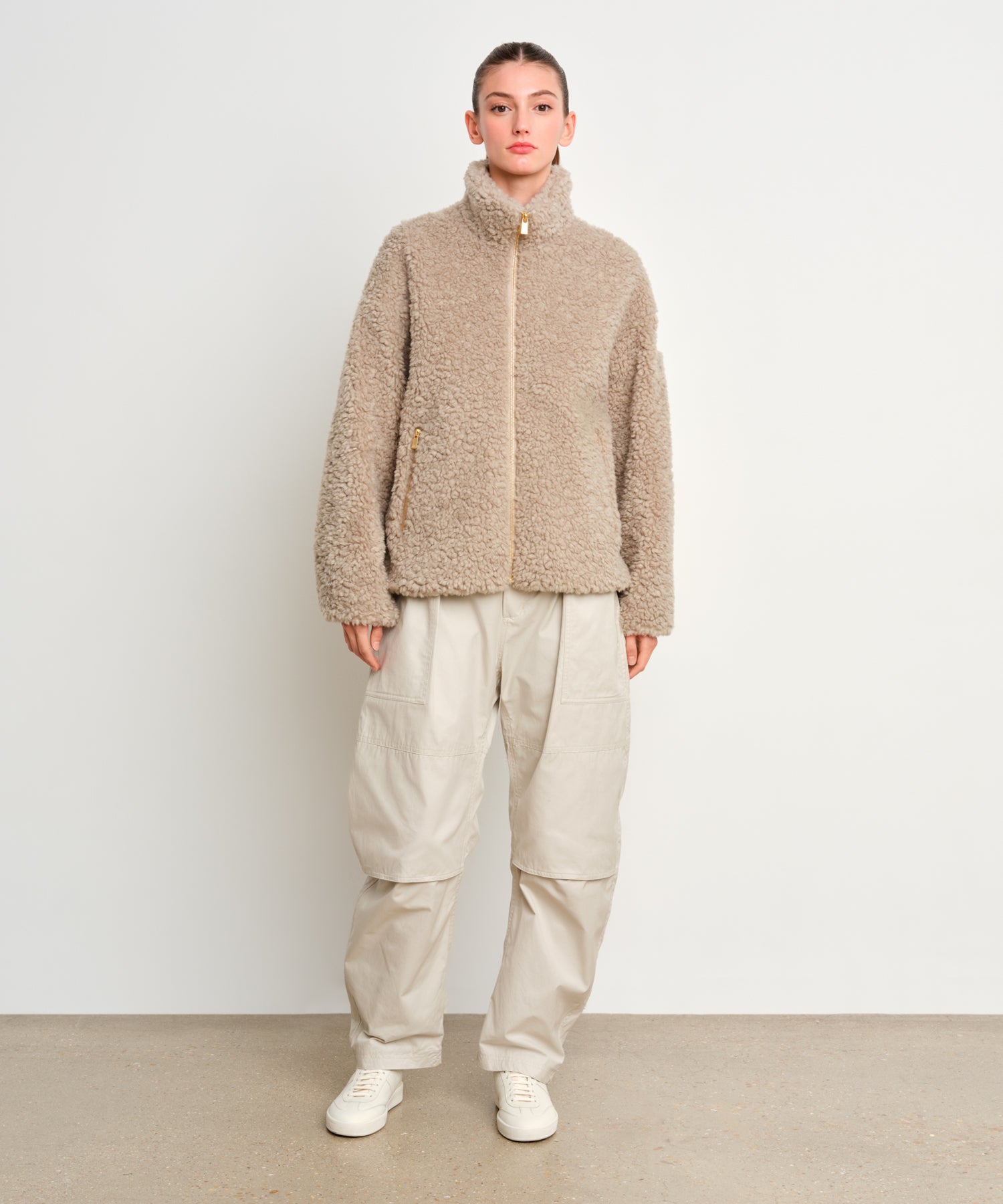 モデル身長175cm、着用サイズ2、着用カラーL.GRAY