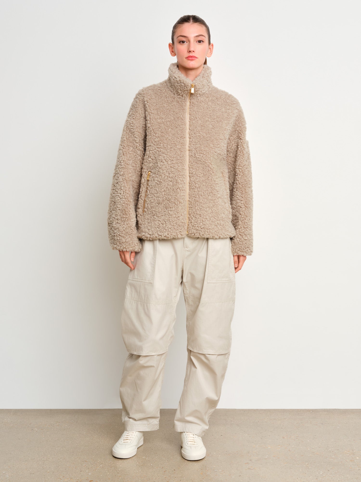 モデル身長175cm、着用サイズ2、着用カラーL.GRAY