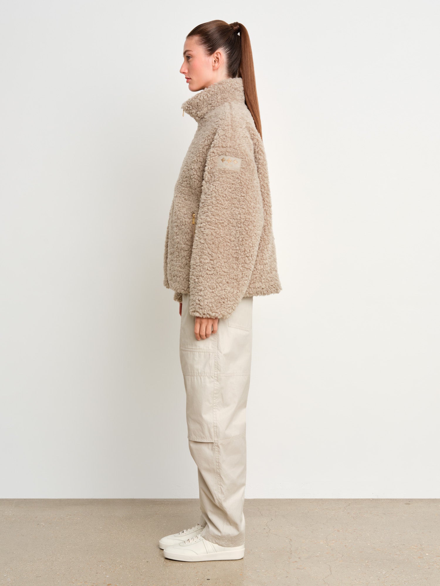 モデル身長175cm、着用サイズ2、着用カラーL.GRAY