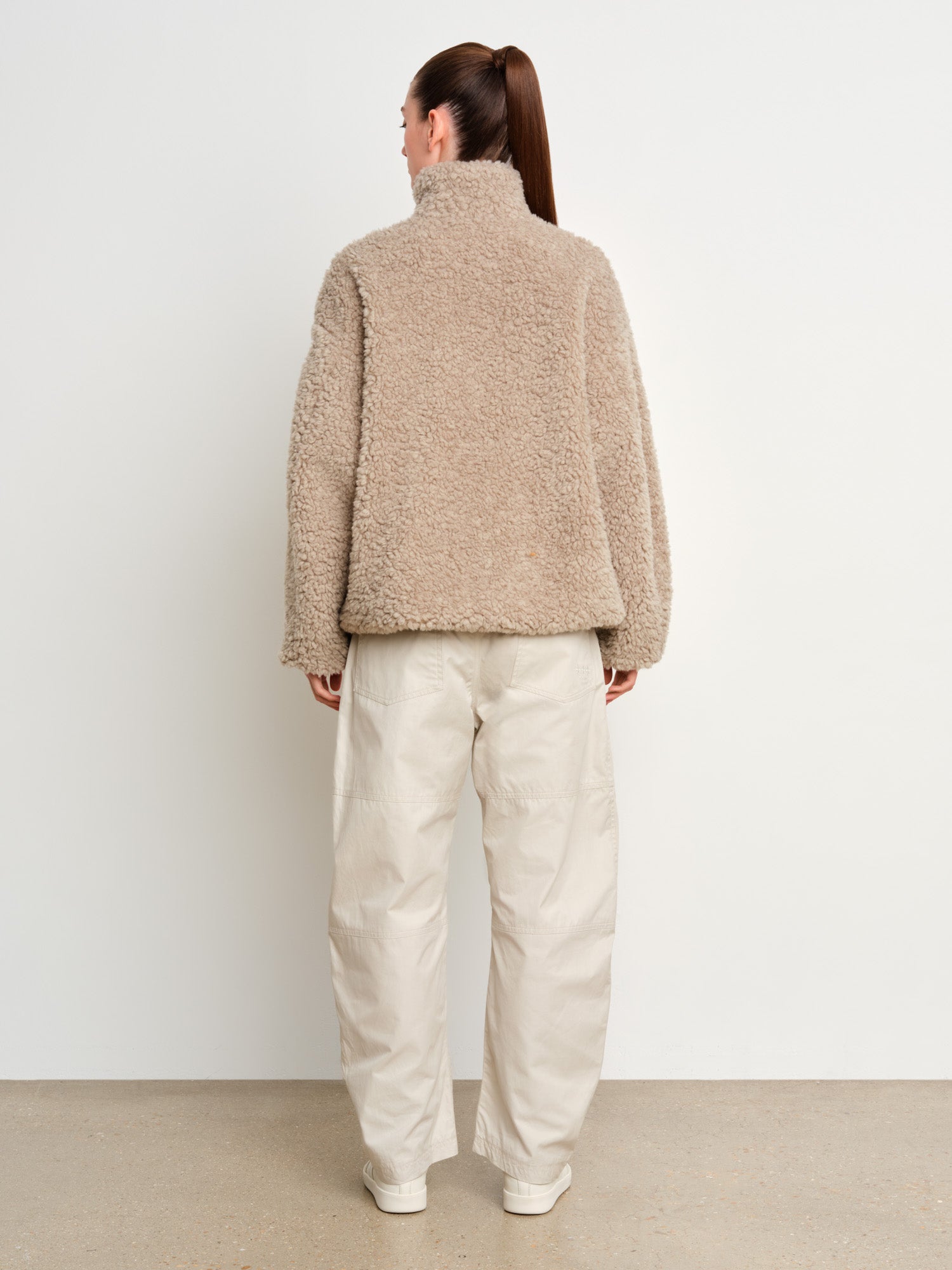 モデル身長175cm、着用サイズ2、着用カラーL.GRAY