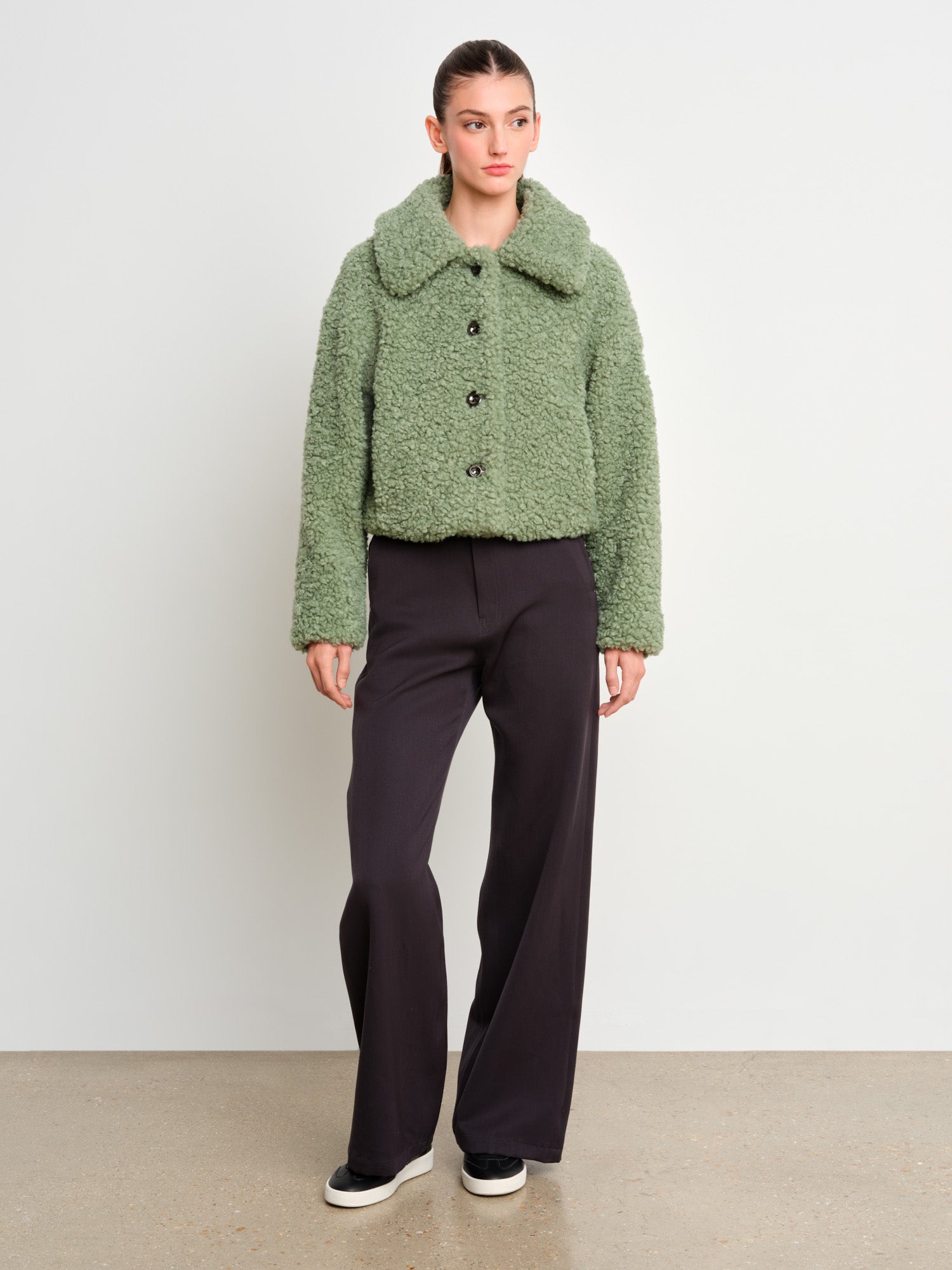 モデル身長175cm、着用サイズ2、着用カラーGREEN