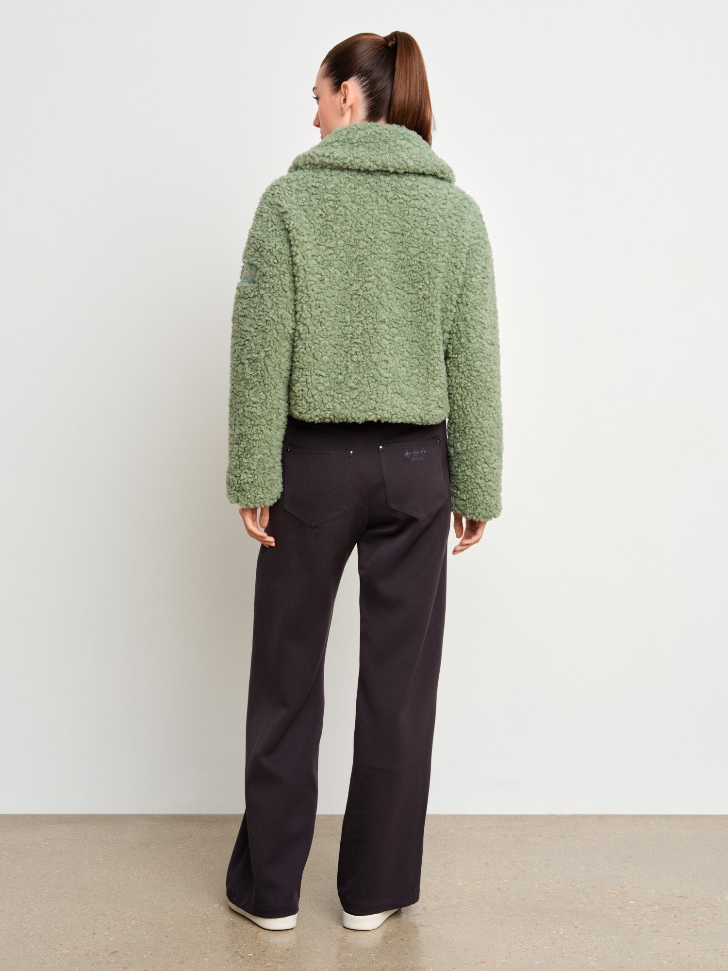 モデル身長175cm、着用サイズ2、着用カラーGREEN