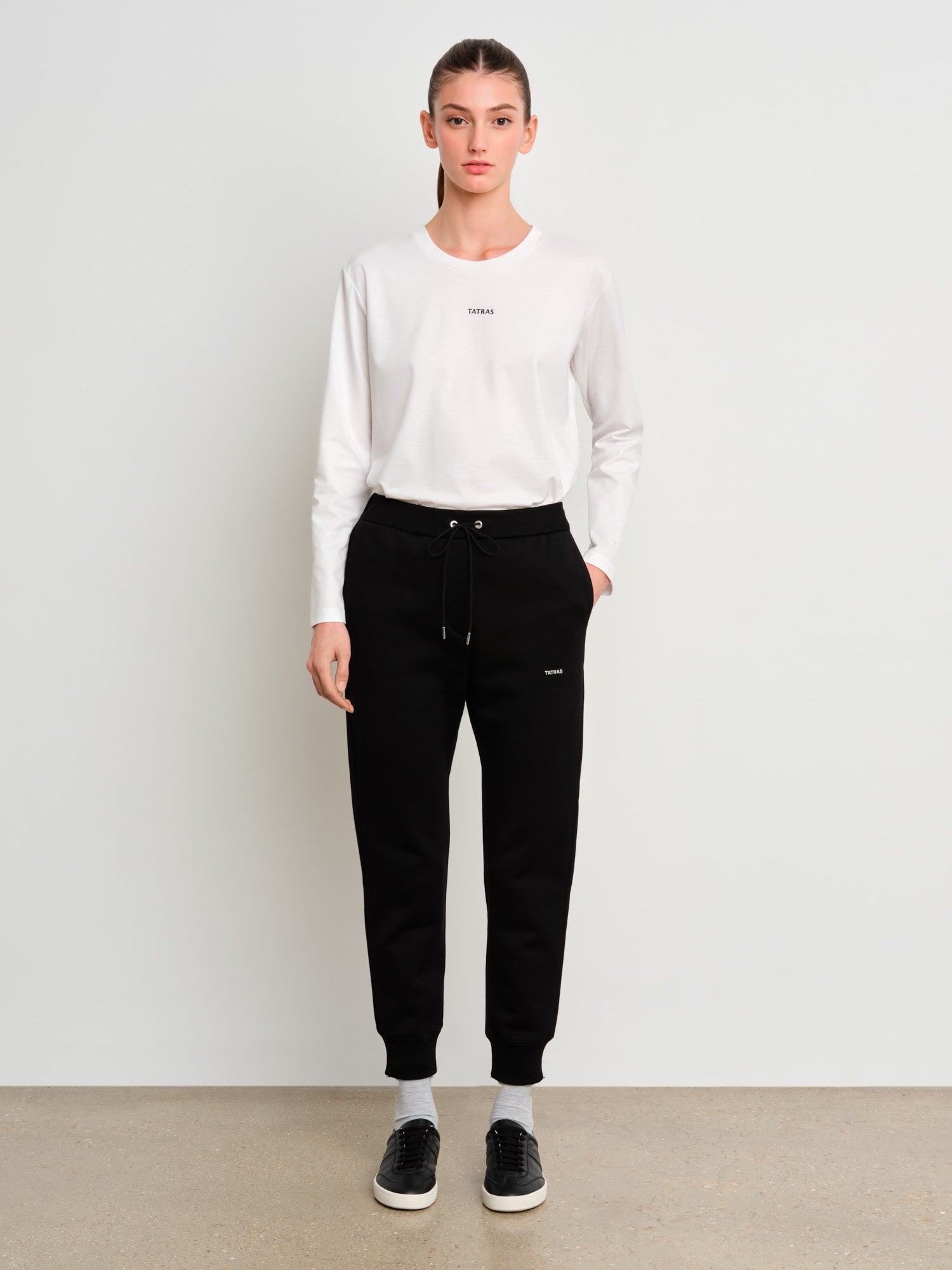 モデル身長175cm、着用サイズ2、着用カラーBLACK