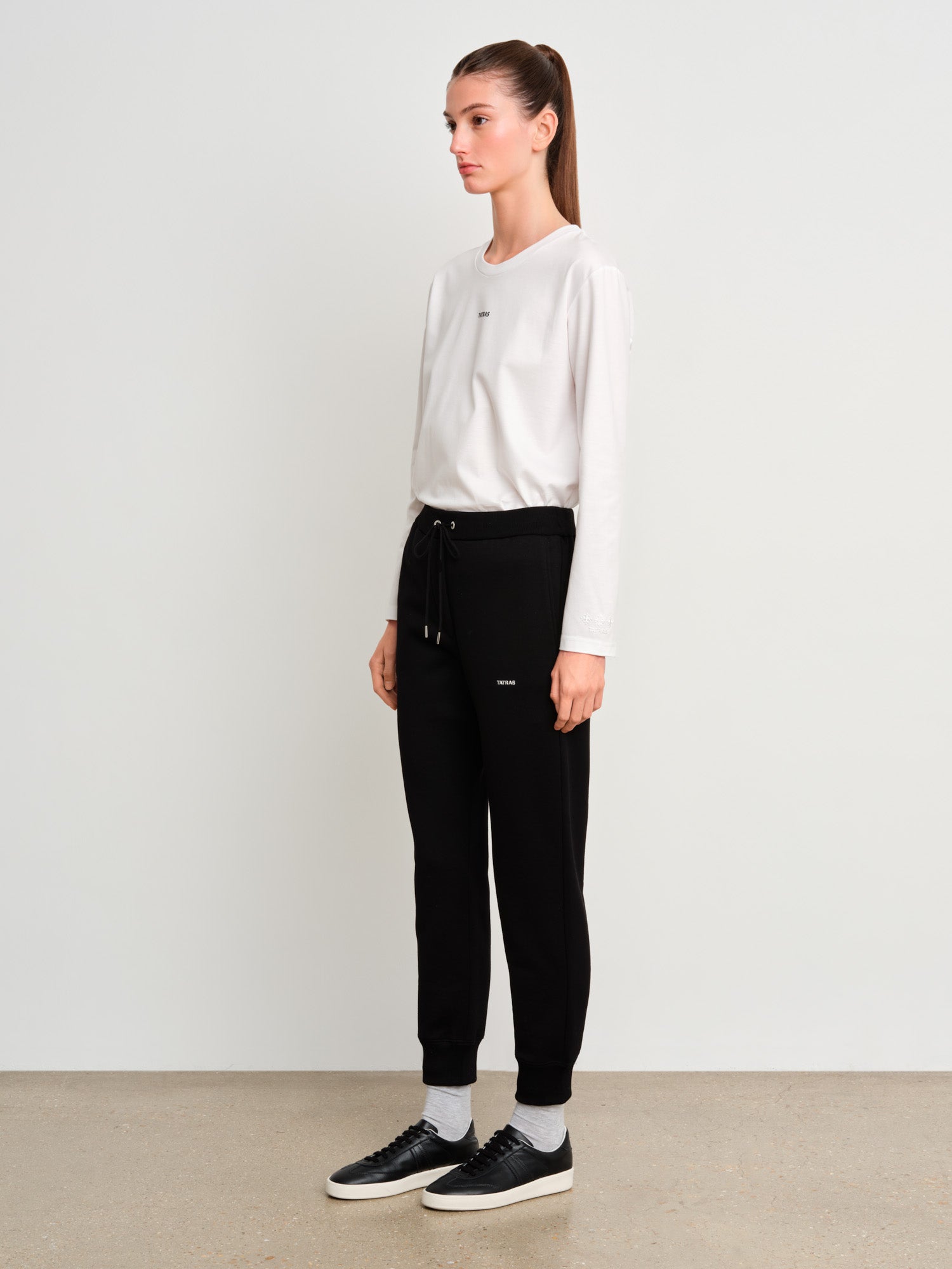 モデル身長175cm、着用サイズ2、着用カラーBLACK