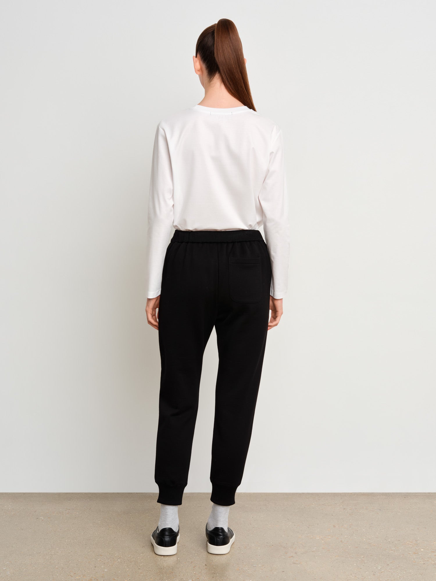 モデル身長175cm、着用サイズ2、着用カラーBLACK