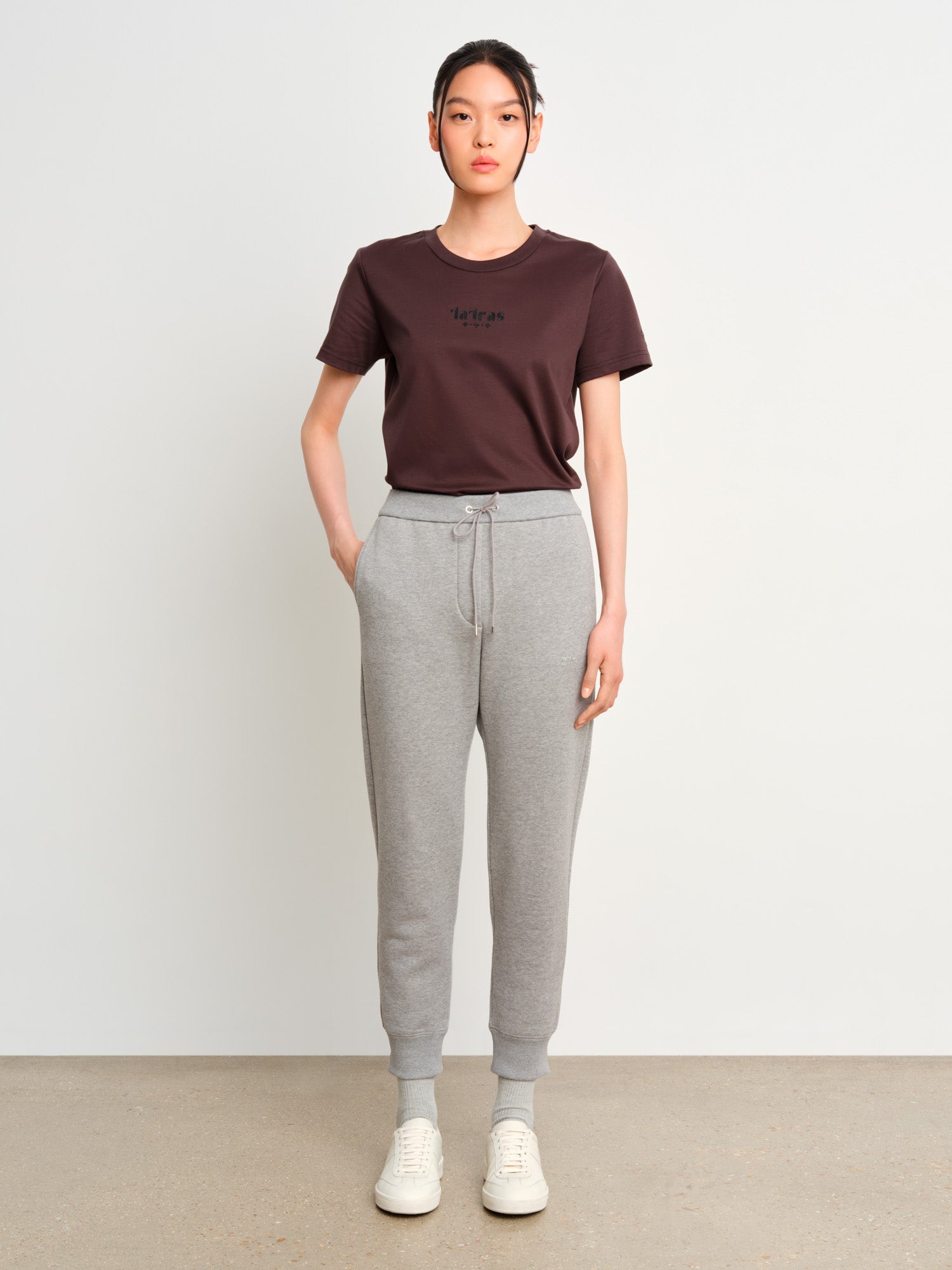 モデル身長175cm、着用サイズ2、着用カラーGRAY