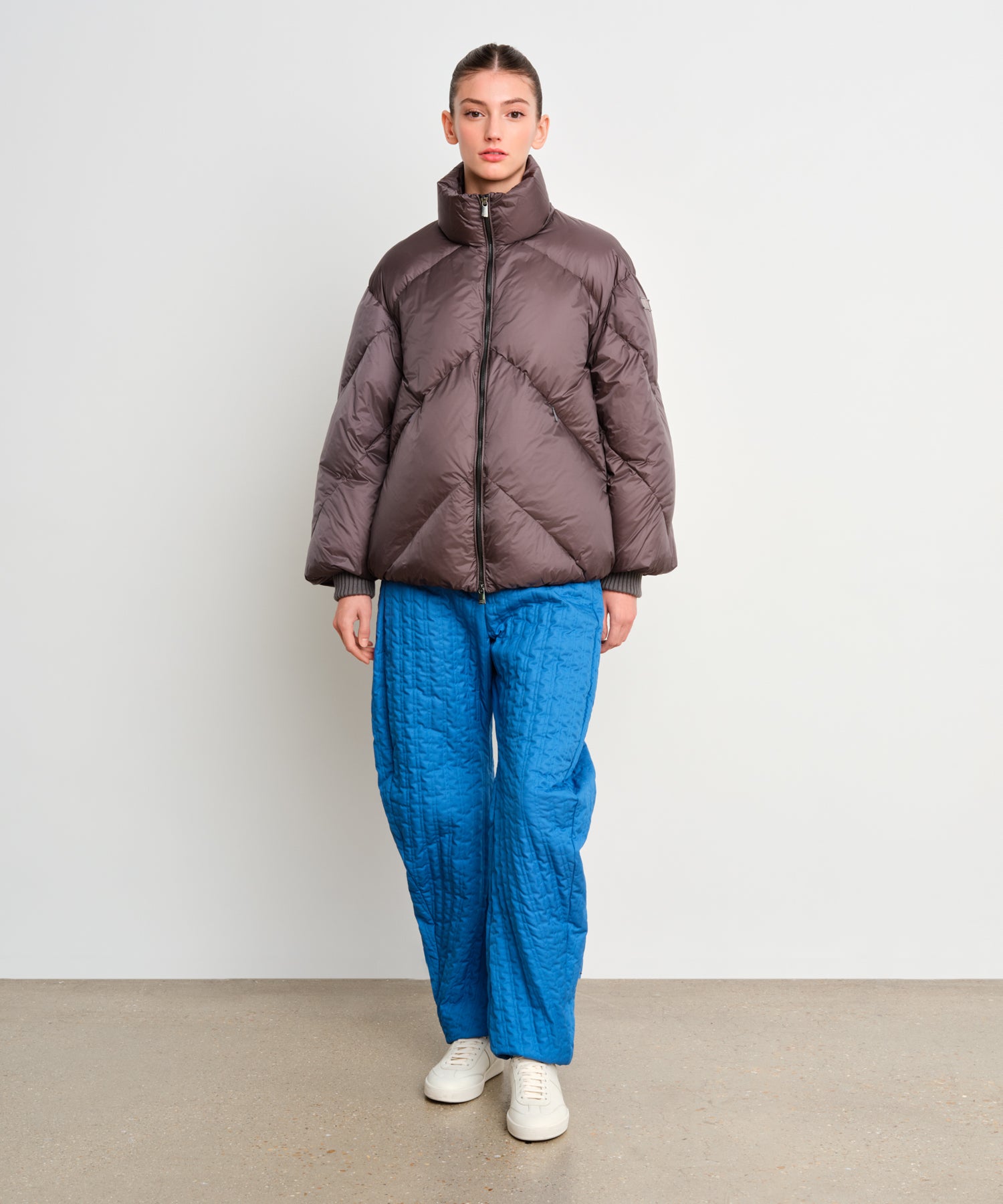 モデル身長175cm、着用サイズ2、着用カラーC.GRAY