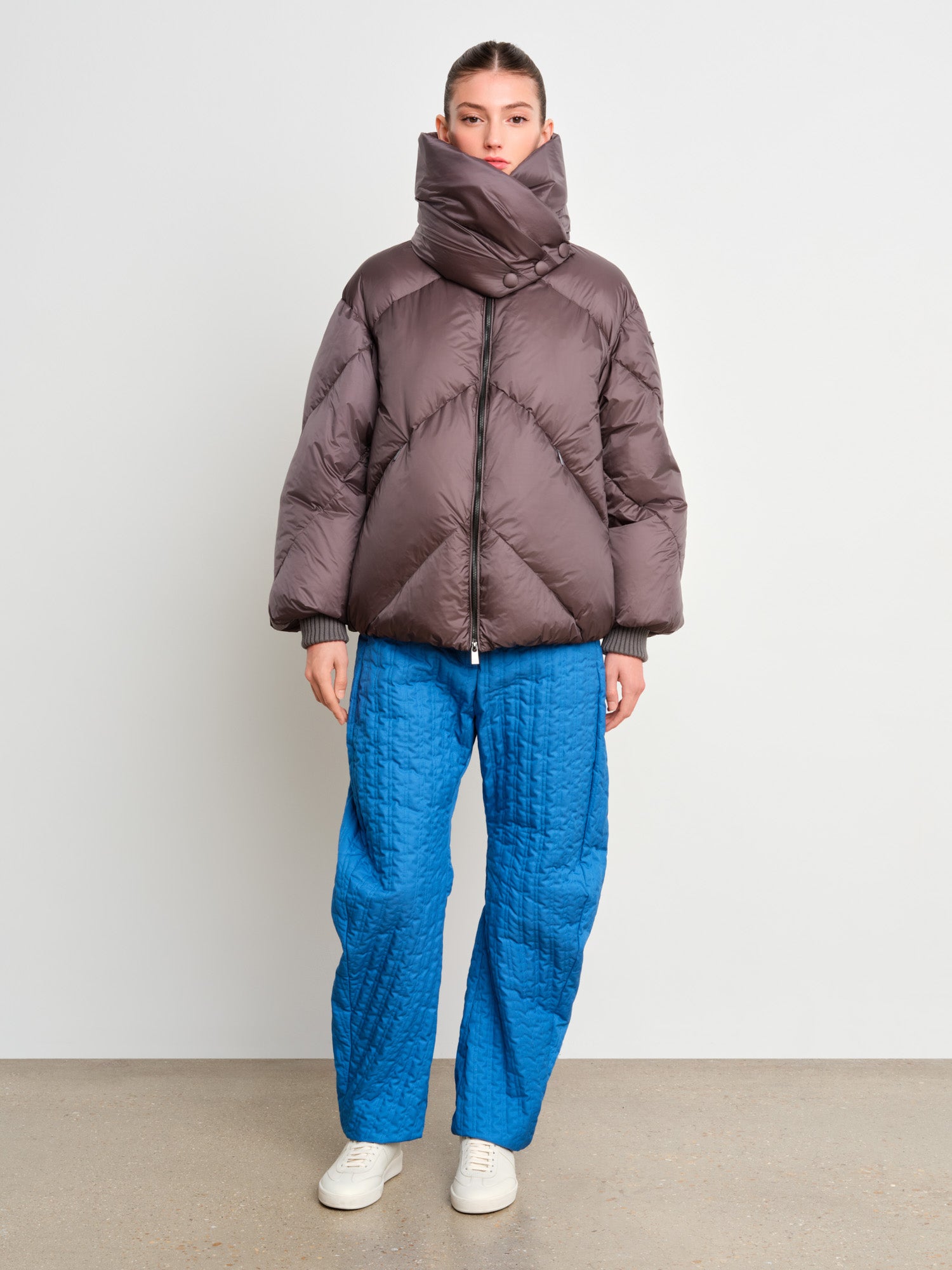 モデル身長175cm、着用サイズ2、着用カラーC.GRAY