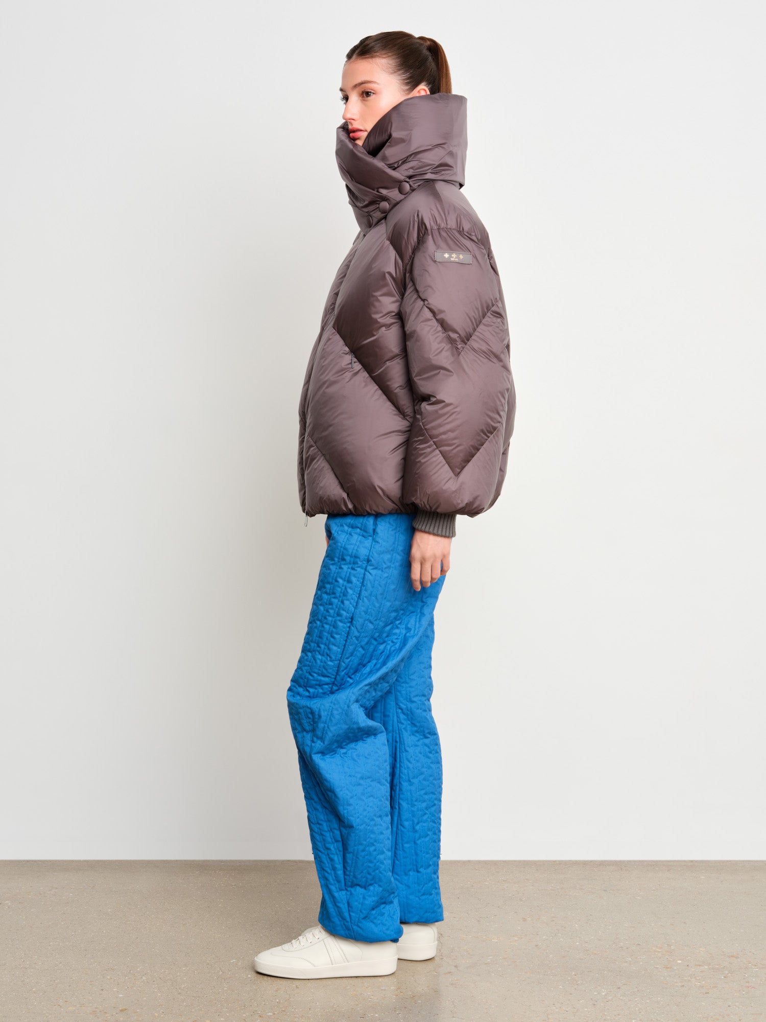 モデル身長175cm、着用サイズ2、着用カラーC.GRAY