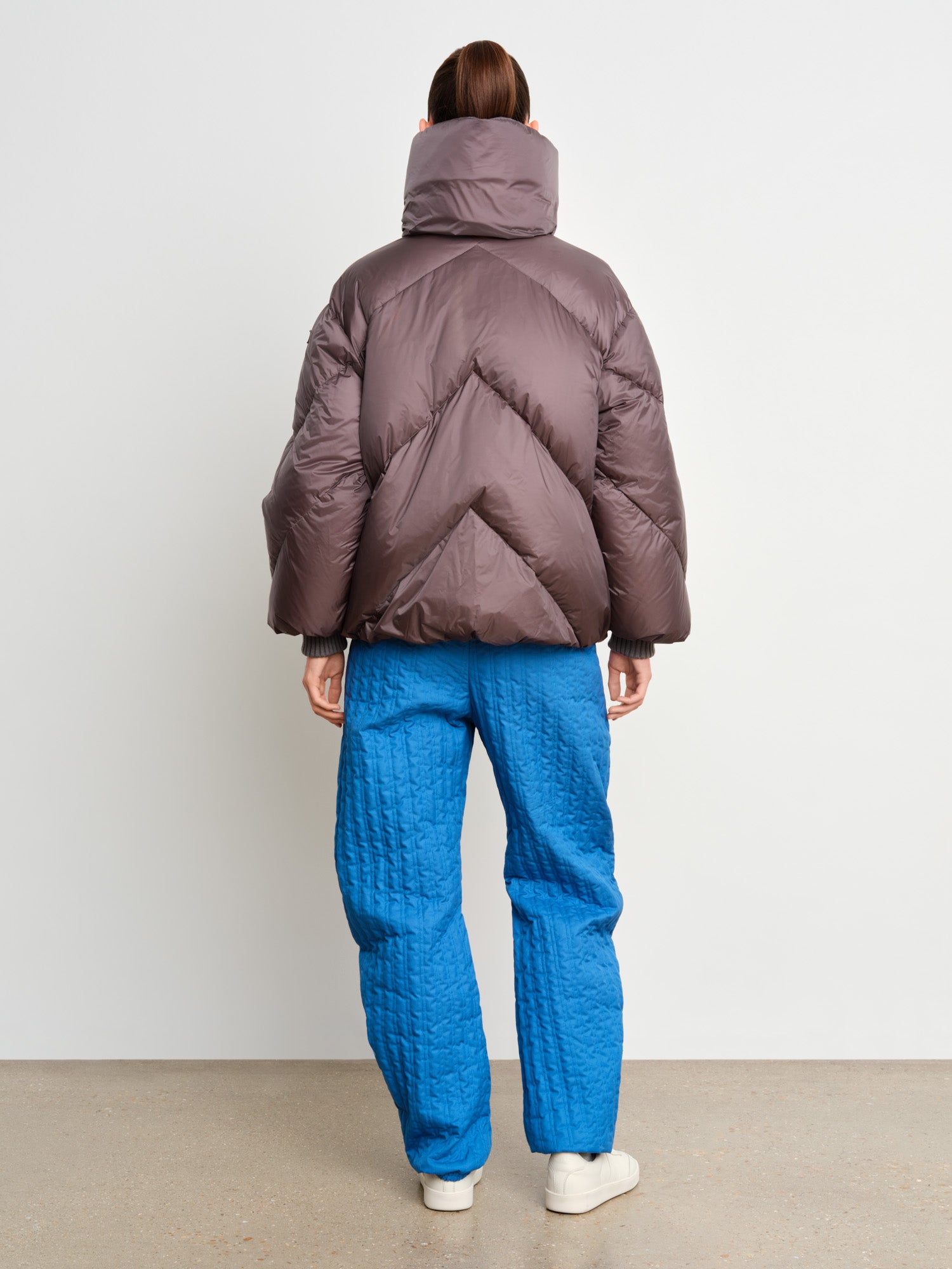 モデル身長175cm、着用サイズ2、着用カラーC.GRAY