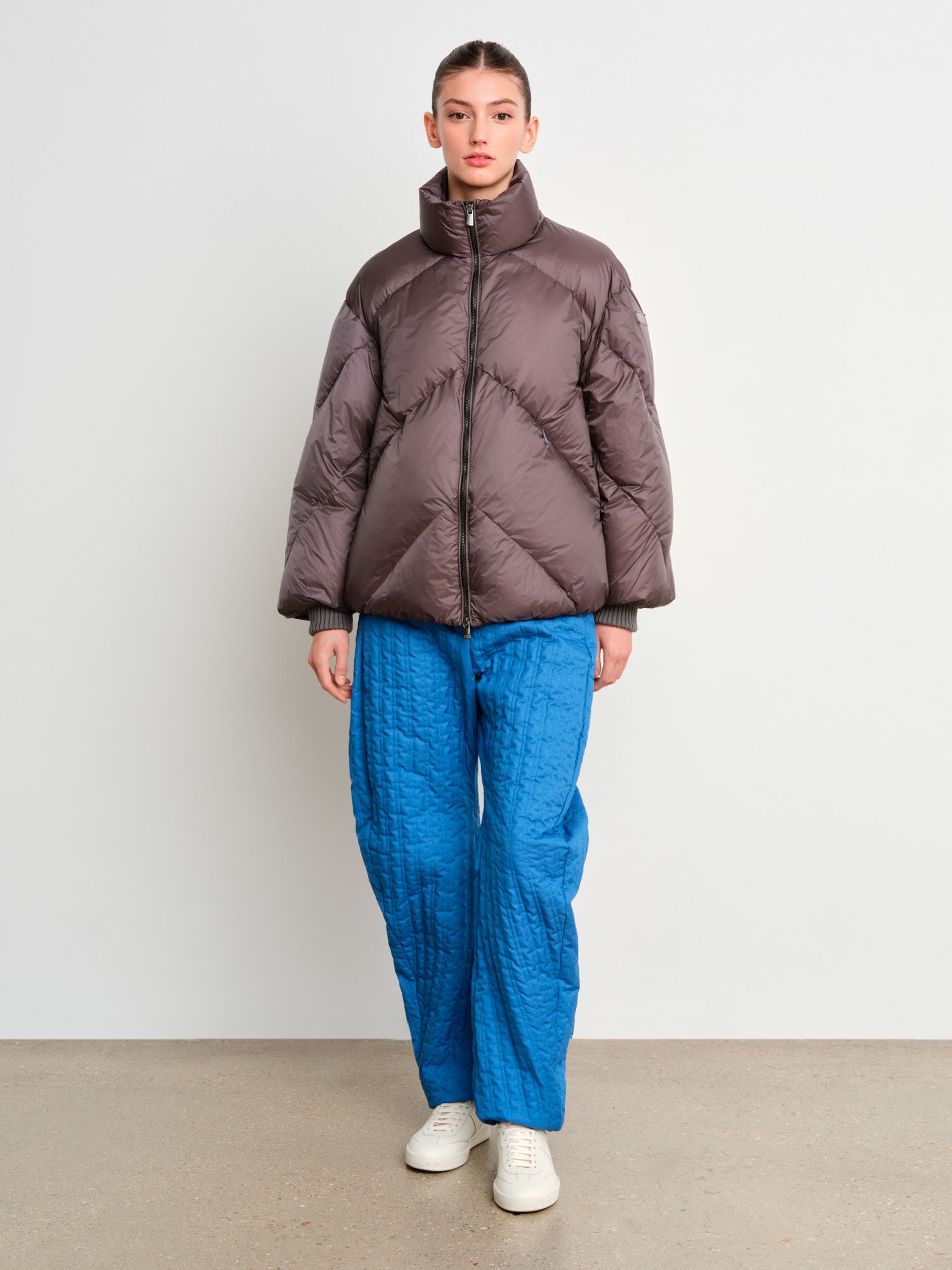 モデル身長175cm、着用サイズ2、着用カラーC.GRAY