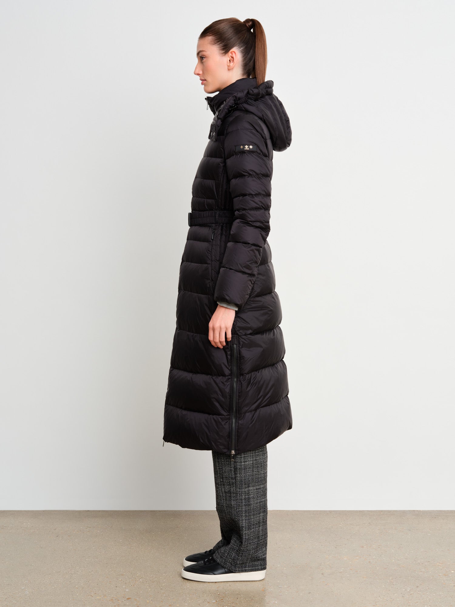 モデル身長175cm、着用サイズ2、着用カラーBLACK