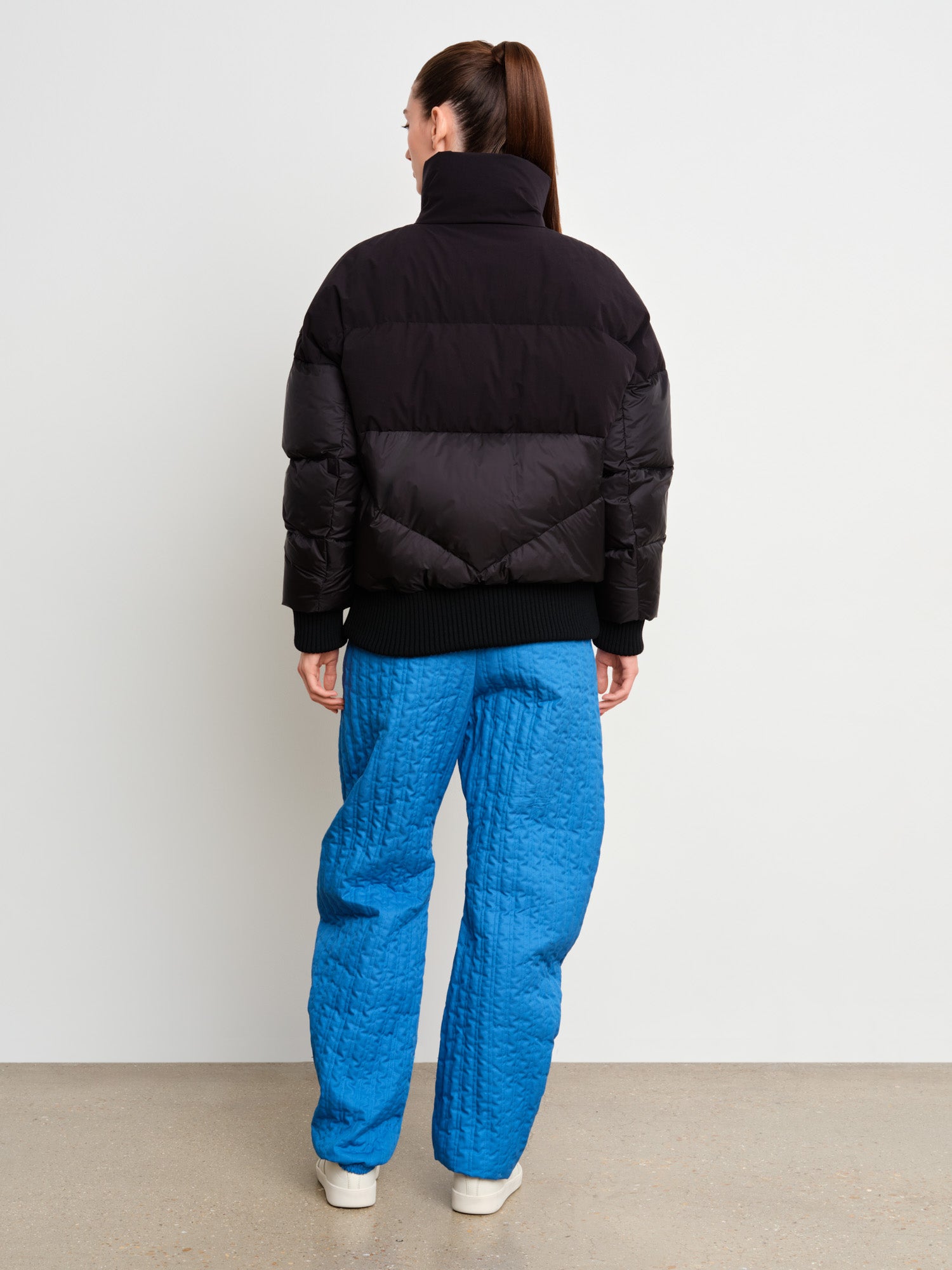 モデル身長175cm、着用サイズ2、着用カラーBLACK