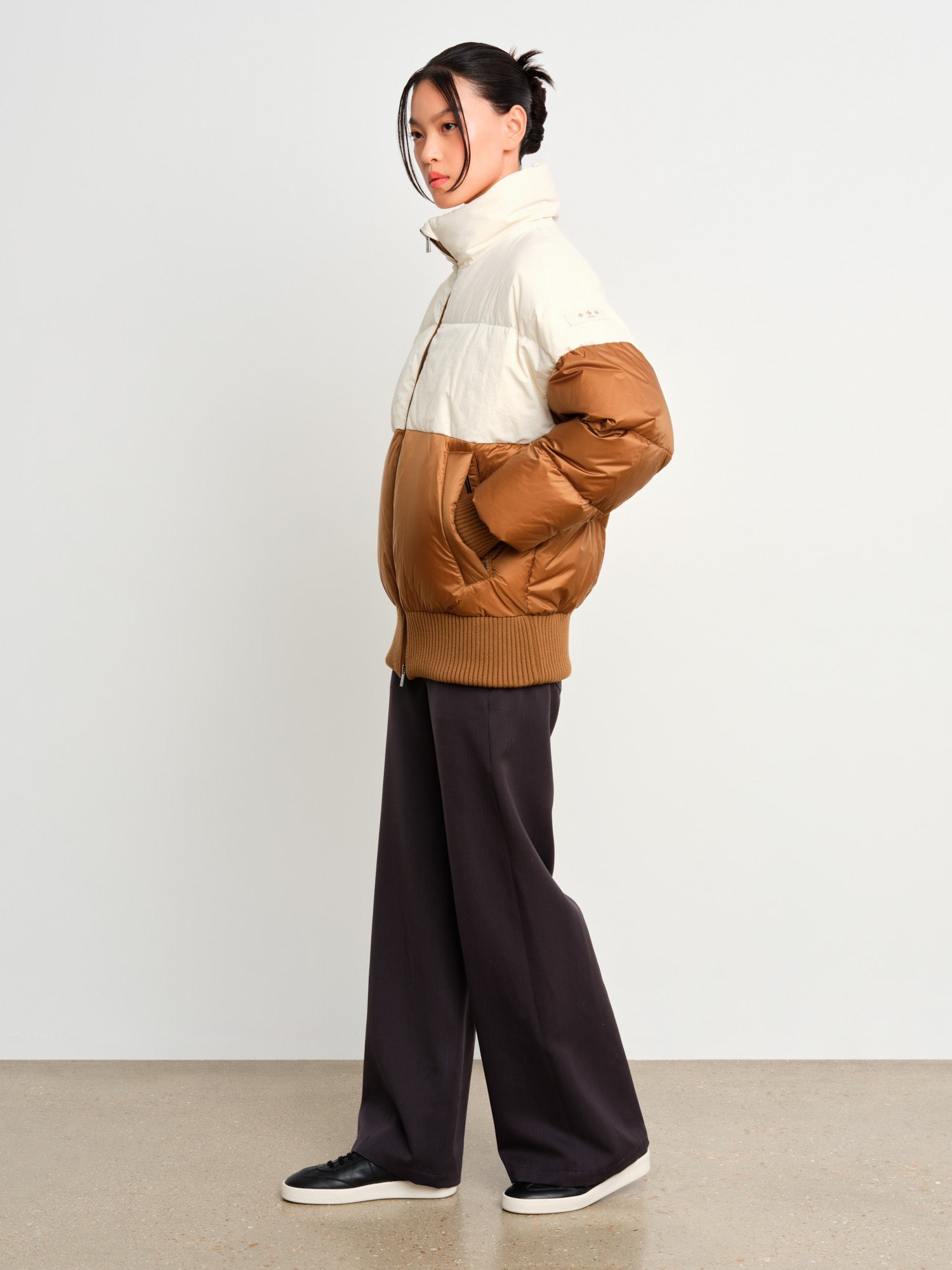 モデル身長175cm、着用サイズ2、着用カラーCAMEL