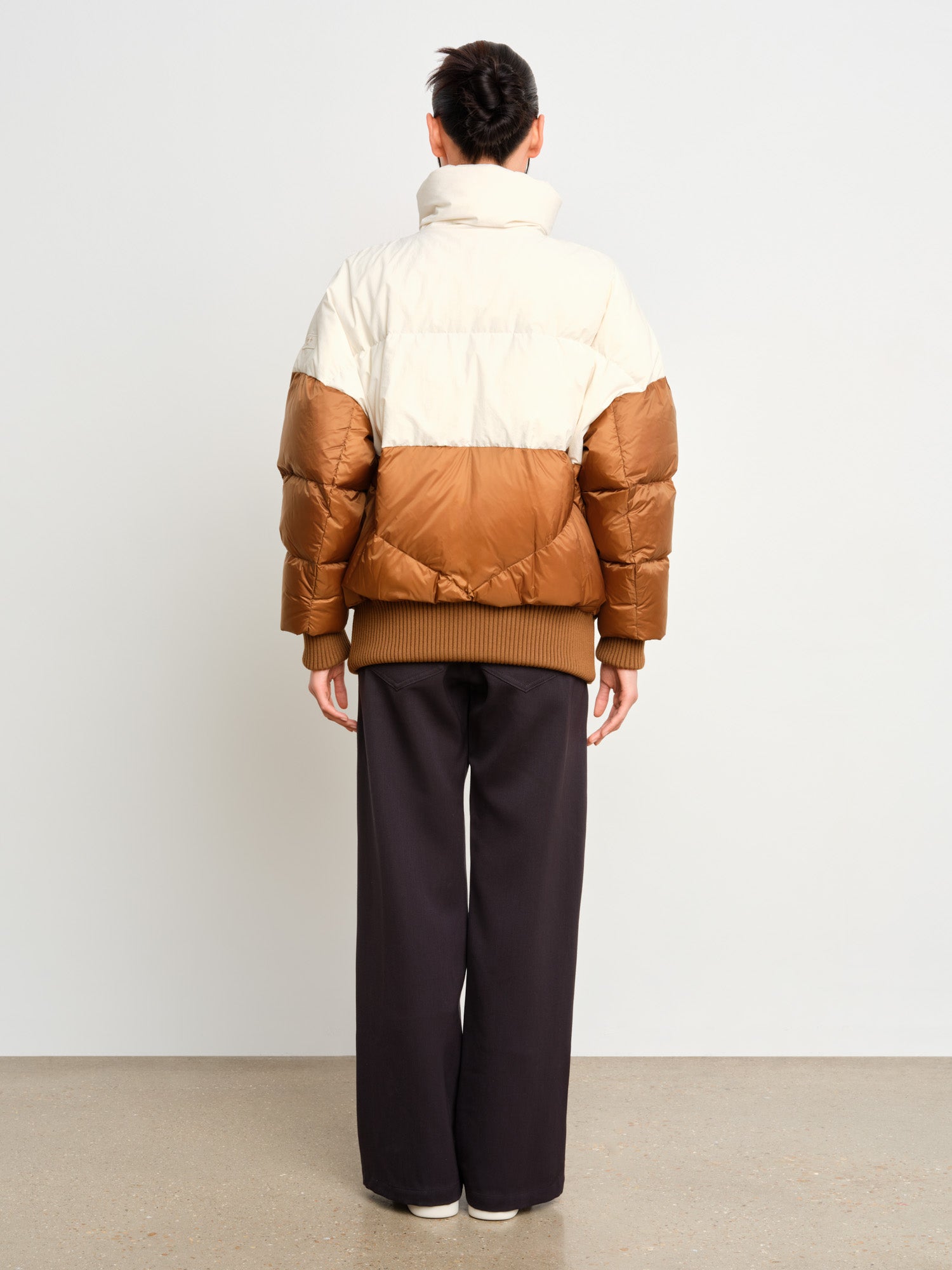 モデル身長175cm、着用サイズ2、着用カラーCAMEL