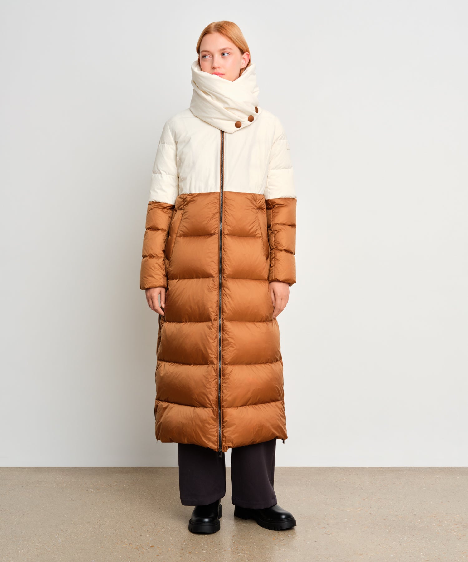 モデル身長175cm、着用サイズ2、着用カラーCAMEL