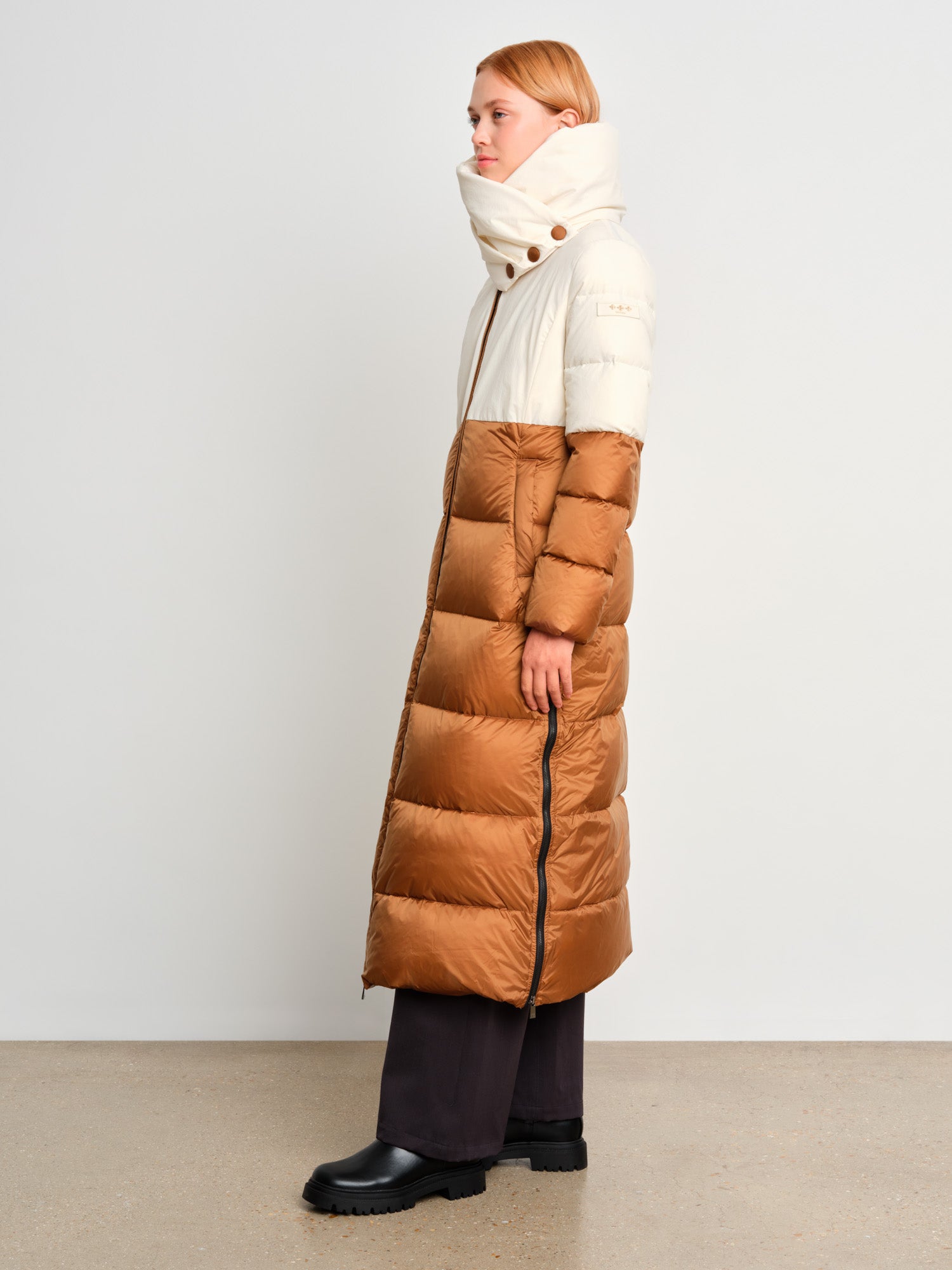 モデル身長175cm、着用サイズ2、着用カラーCAMEL