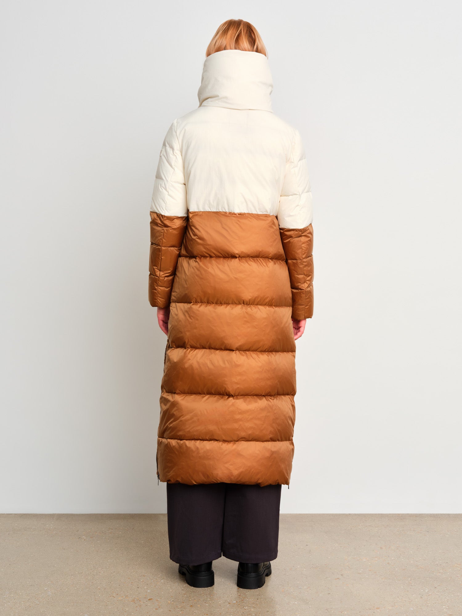 モデル身長175cm、着用サイズ2、着用カラーCAMEL