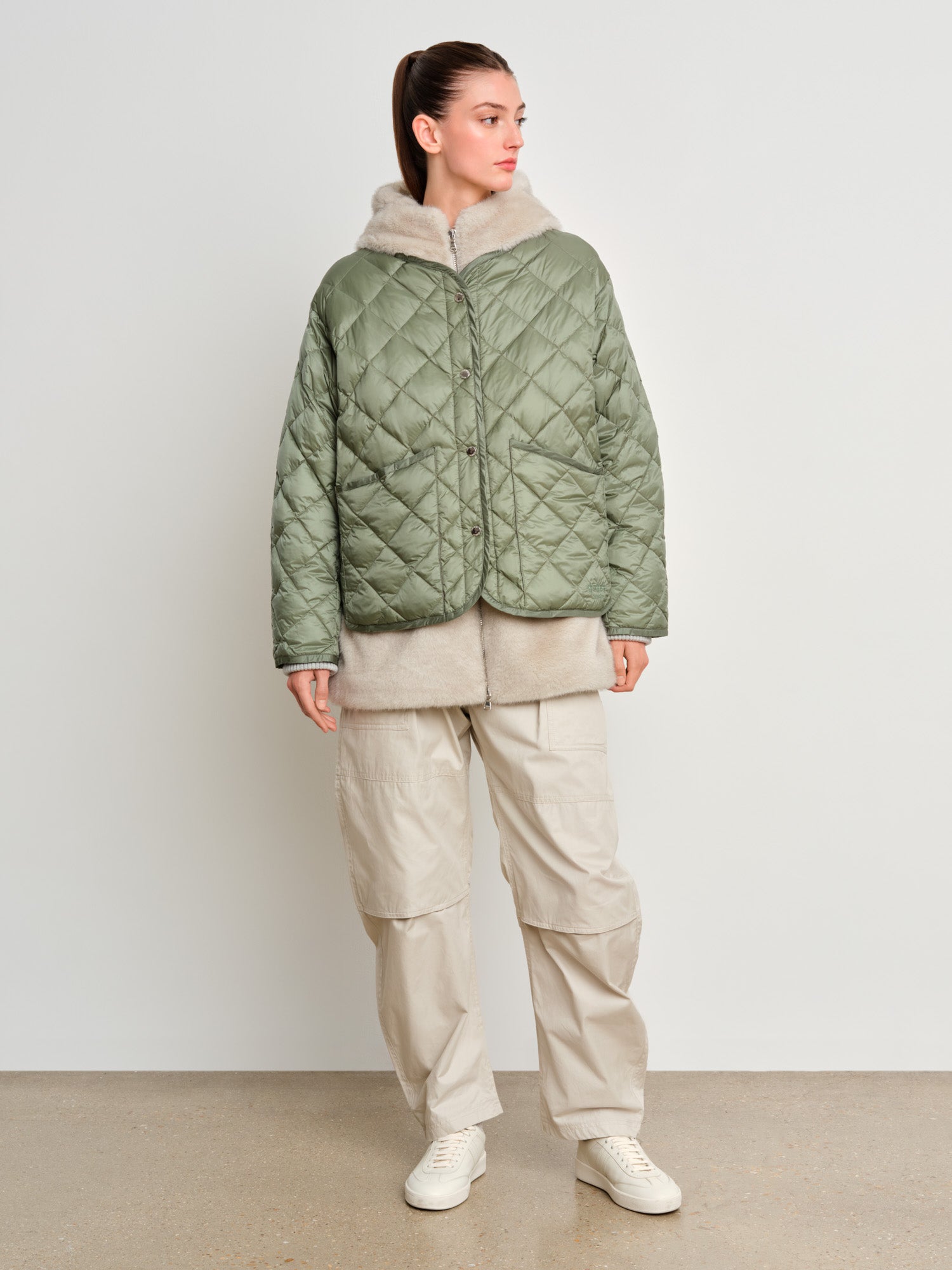 モデル身長175cm、着用サイズ2、着用カラーGREEN