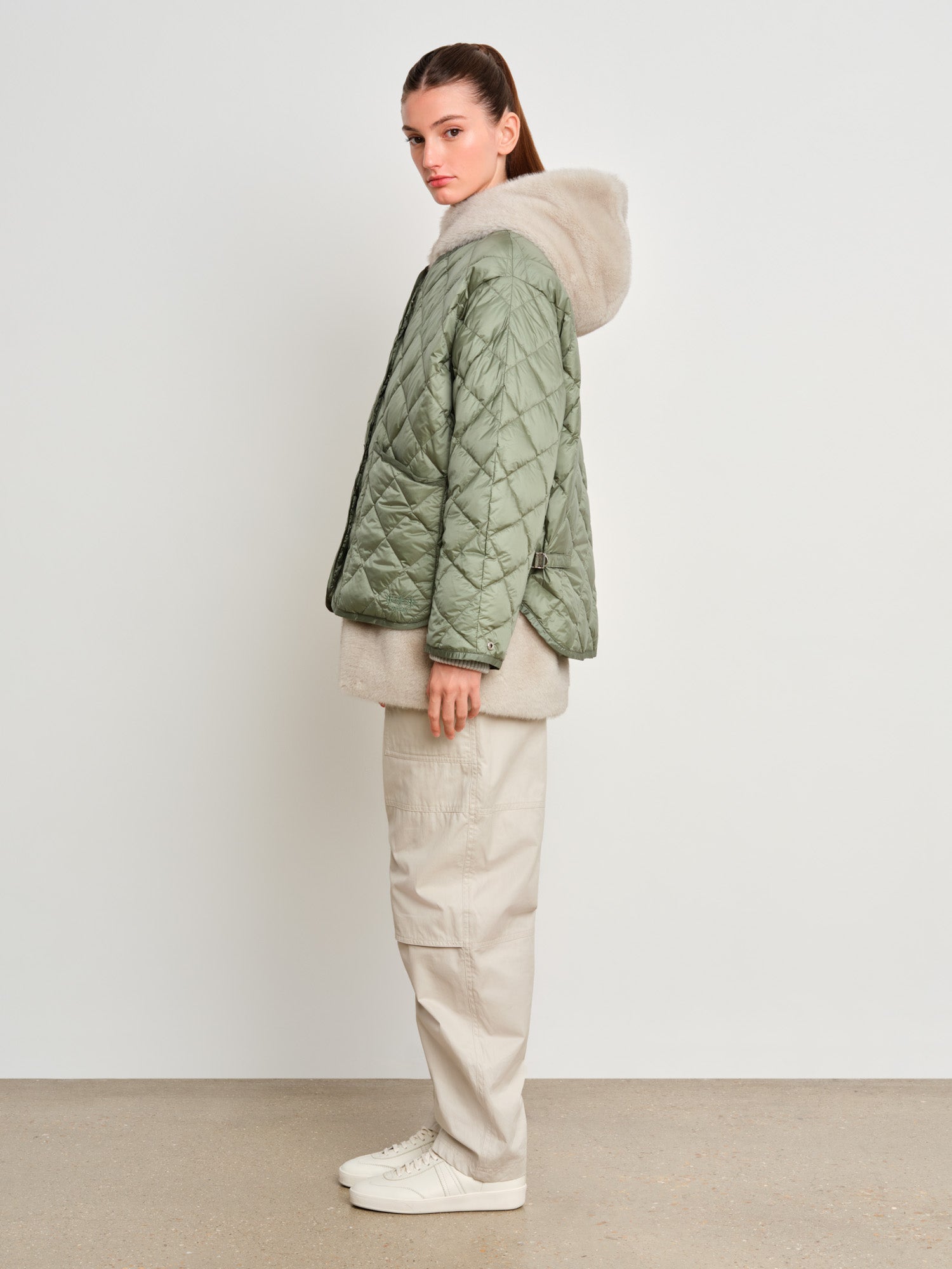 モデル身長175cm、着用サイズ2、着用カラーGREEN