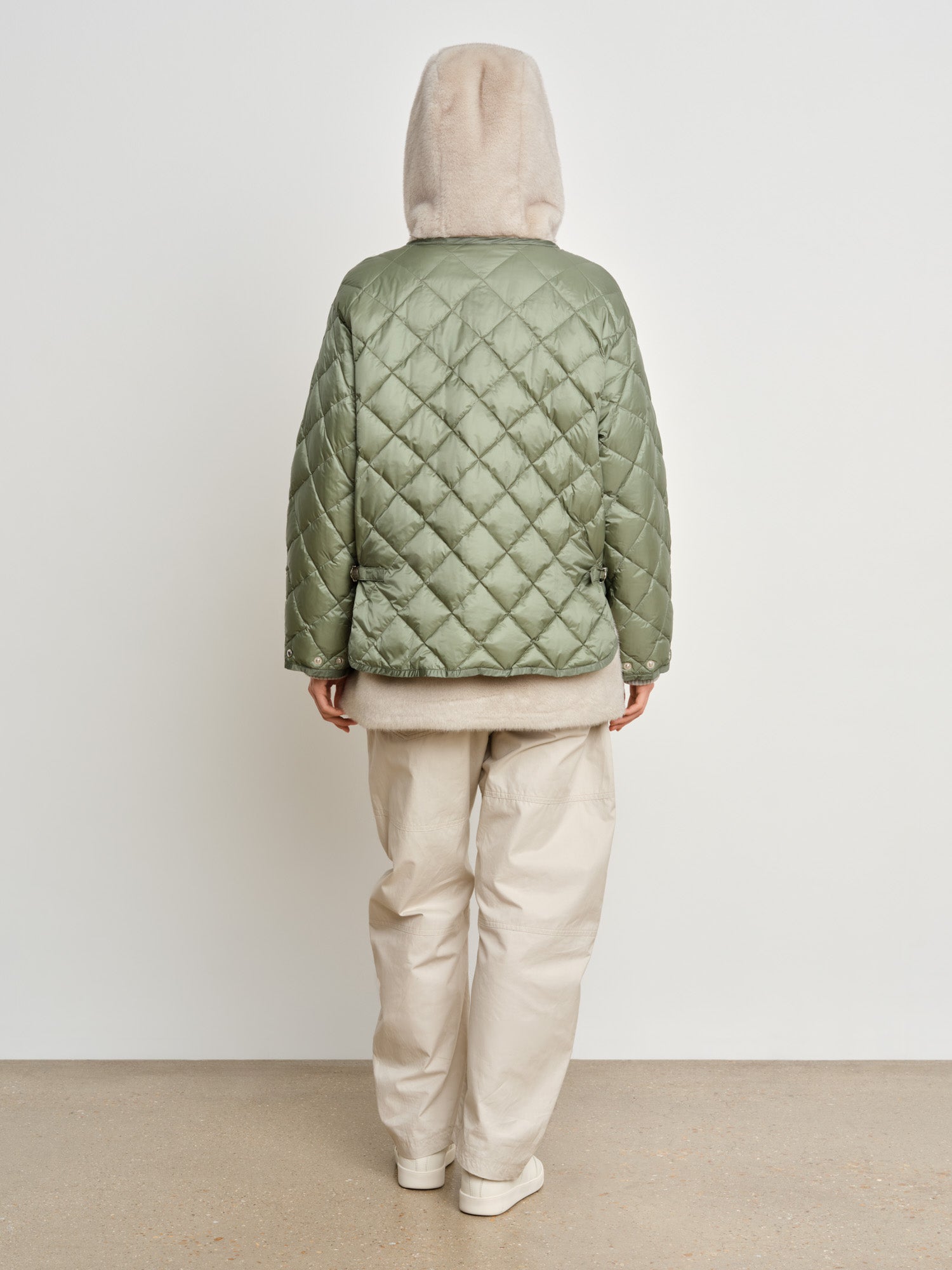 モデル身長175cm、着用サイズ2、着用カラーGREEN