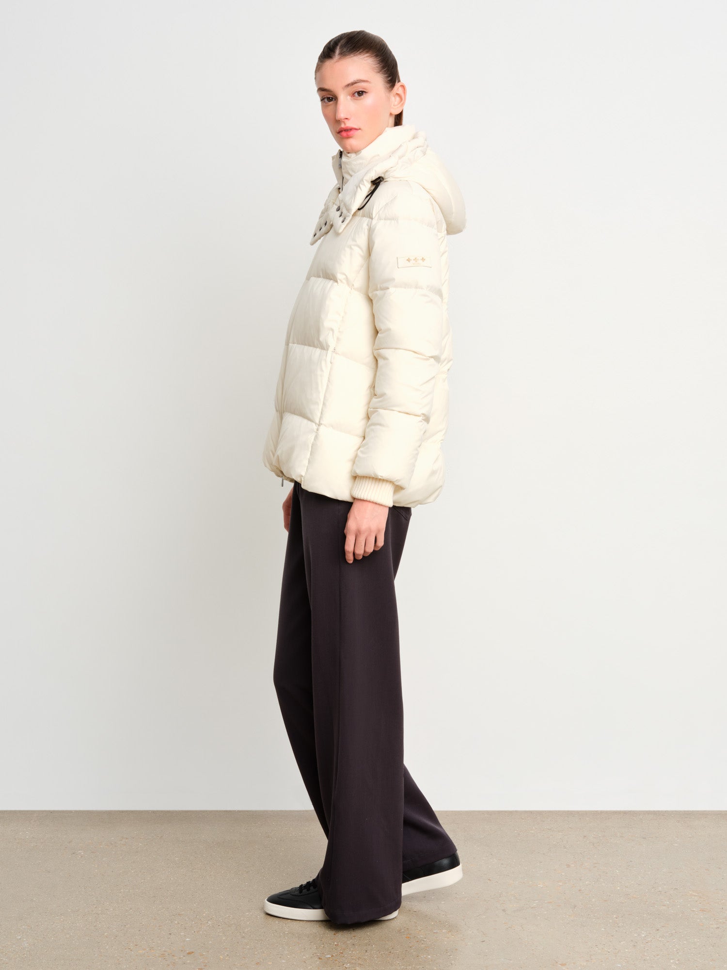 モデル身長175cm、着用サイズ2、着用カラーIVORY