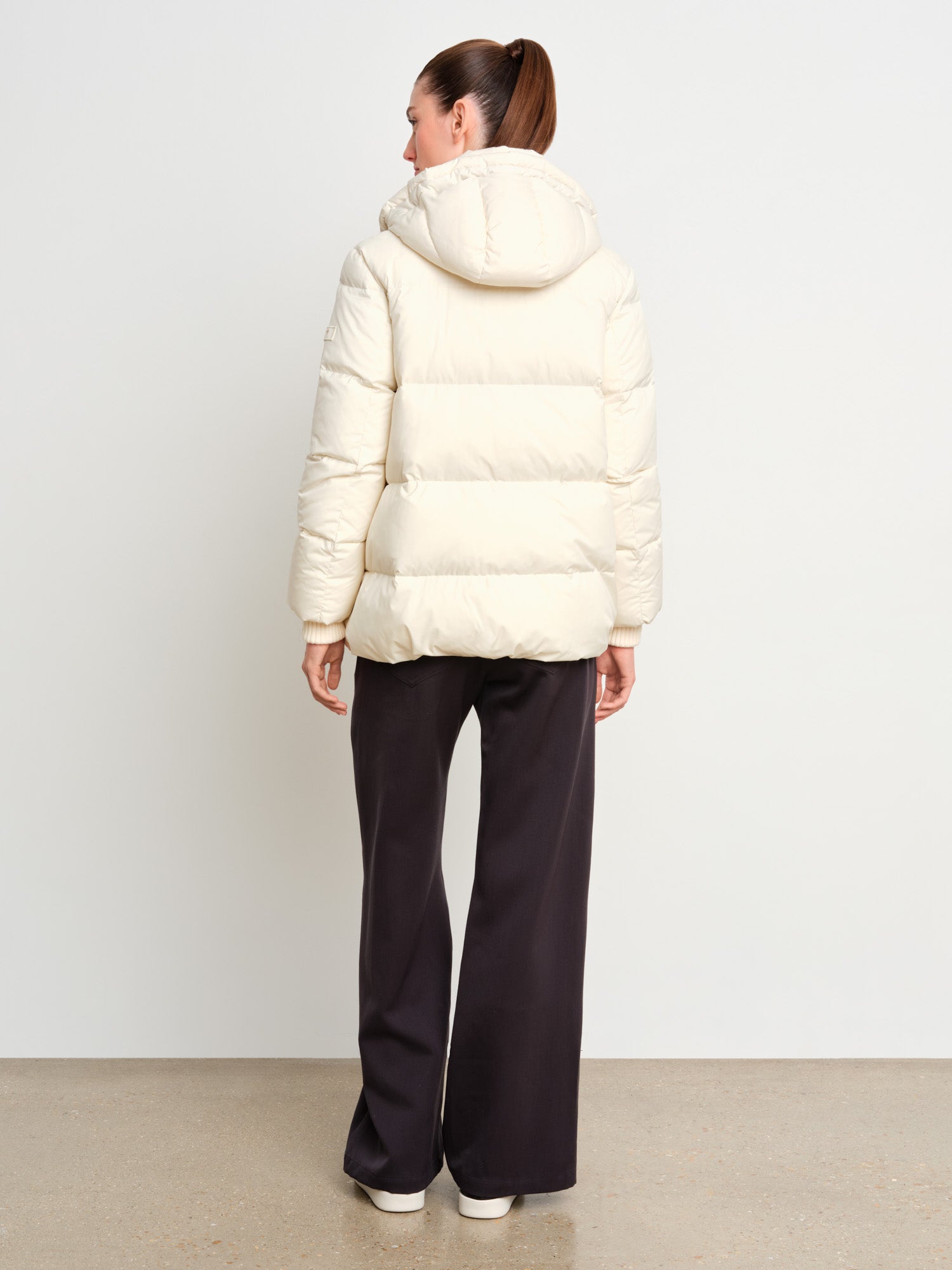 モデル身長175cm、着用サイズ2、着用カラーIVORY