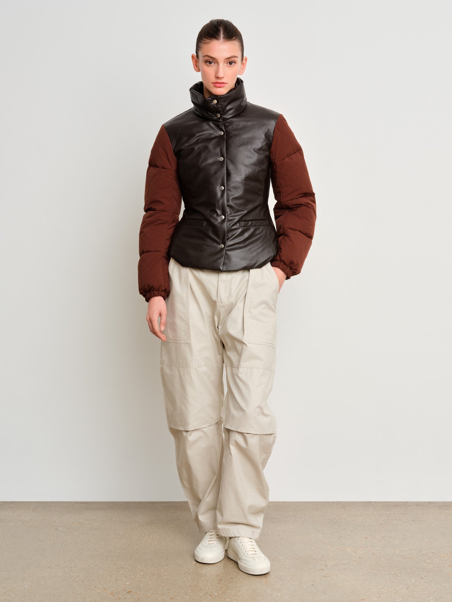 モデル身長175cm、着用サイズ2、着用カラーBROWN