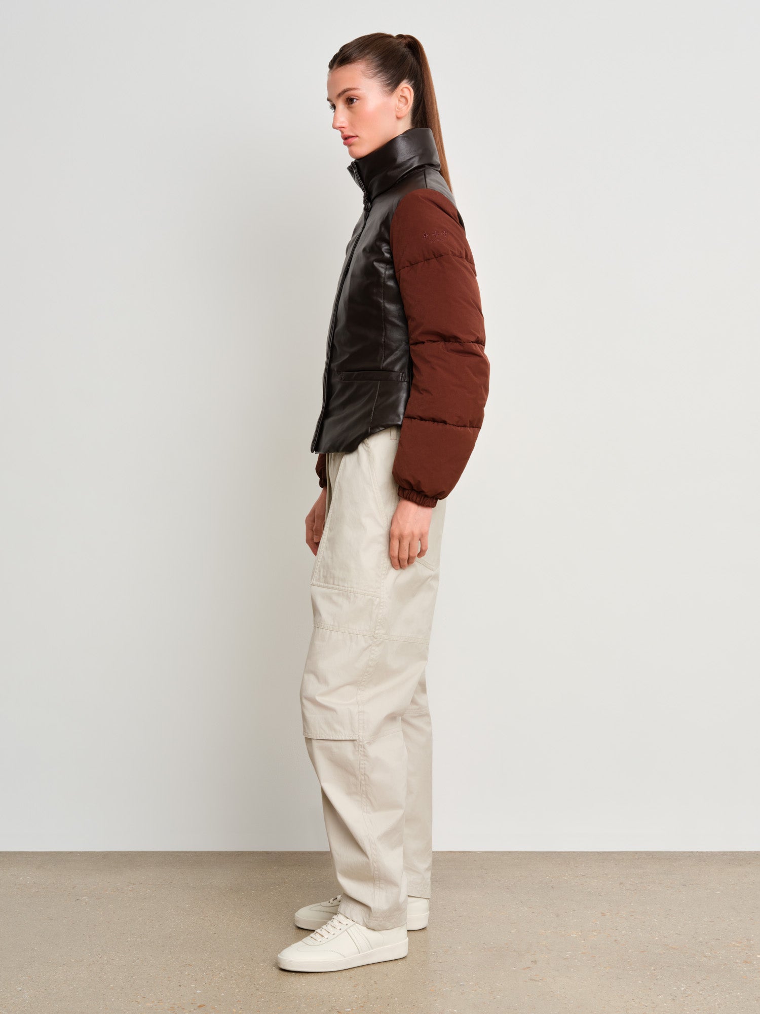 モデル身長175cm、着用サイズ2、着用カラーBROWN