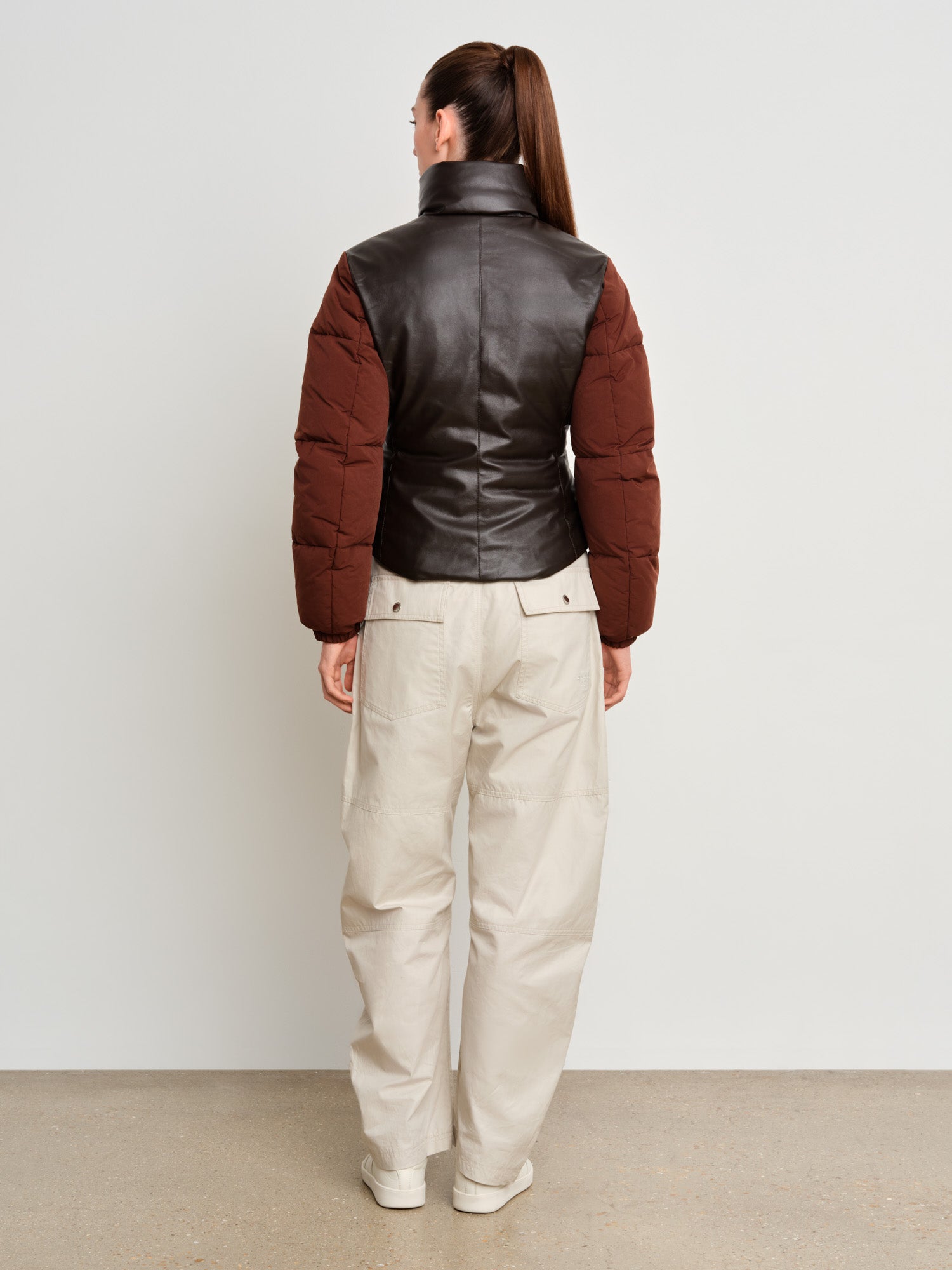 モデル身長175cm、着用サイズ2、着用カラーBROWN