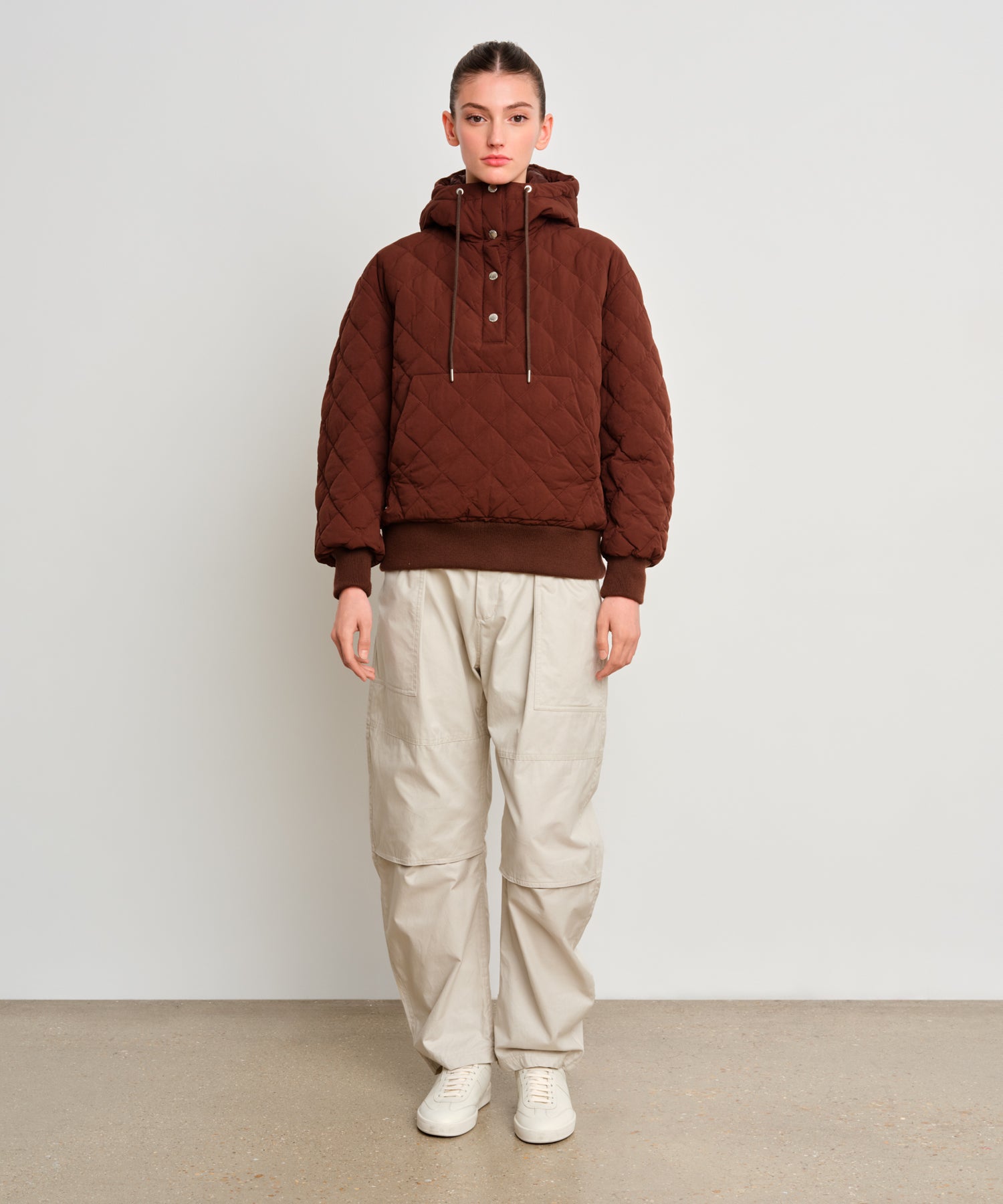 モデル身長175cm、着用サイズ2、着用カラーBROWN