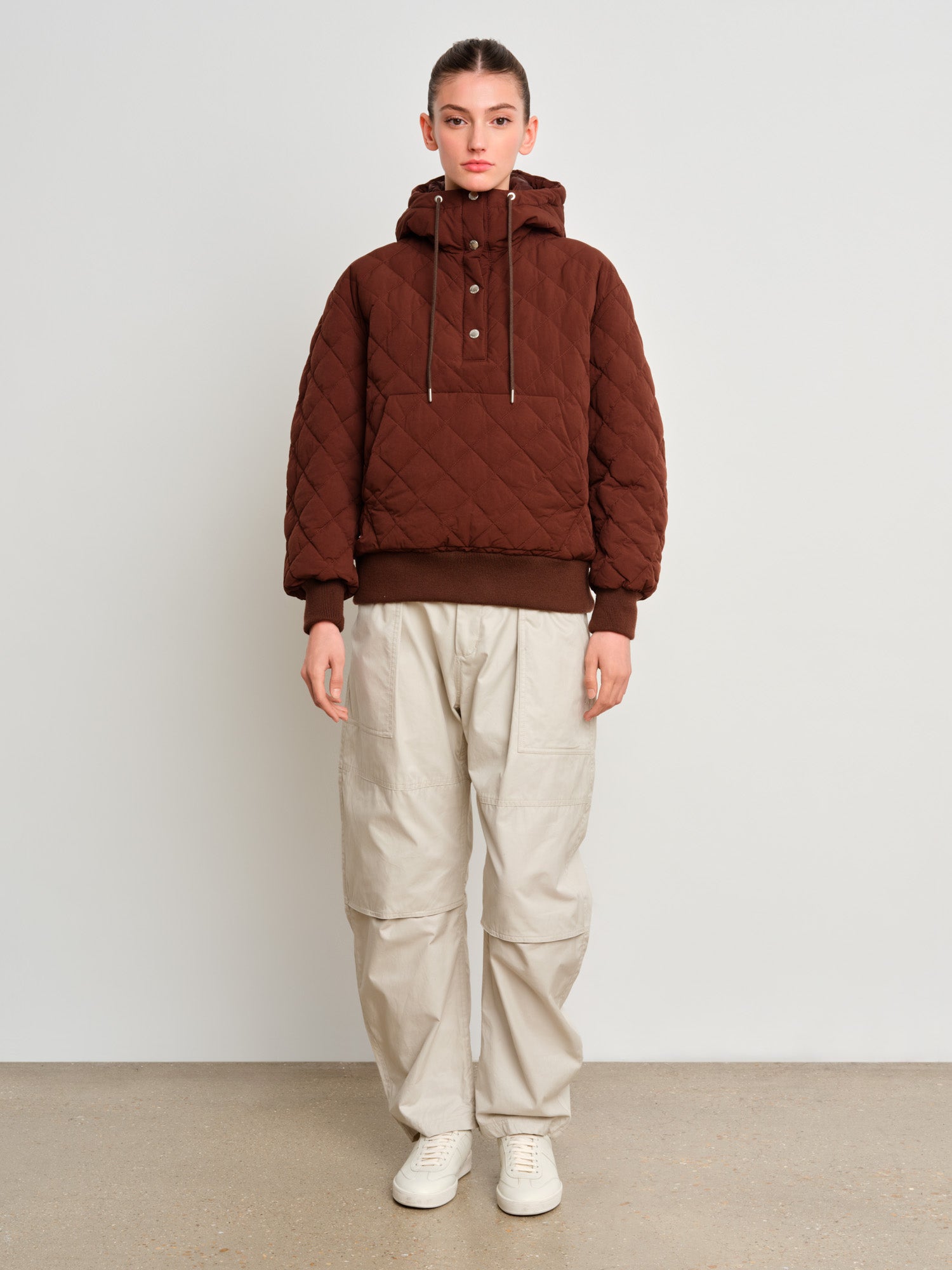 モデル身長175cm、着用サイズ2、着用カラーBROWN